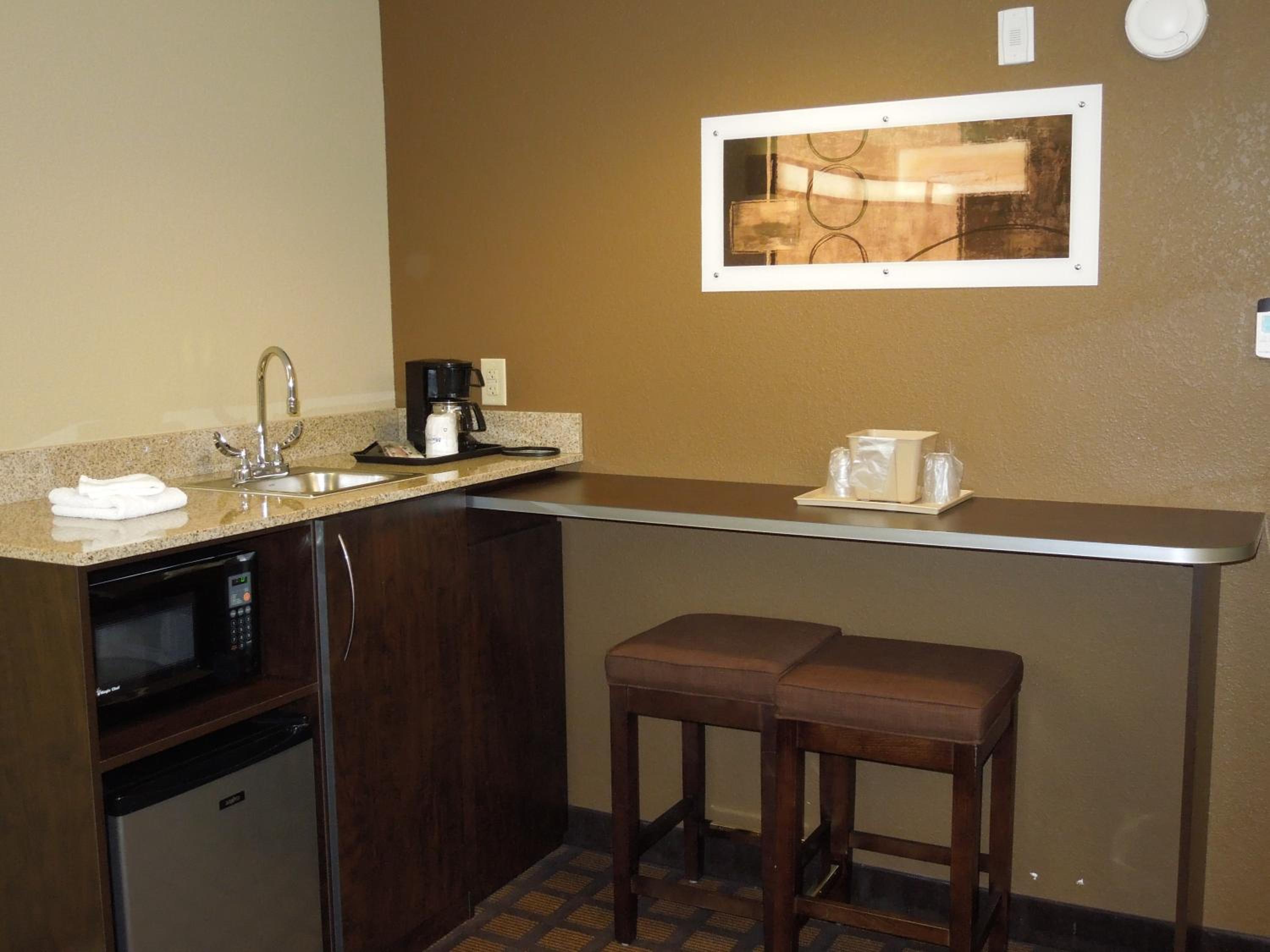 1 Queen Bed, Studio Suite, Jetted Tub, Non-Smoking - Photo 4