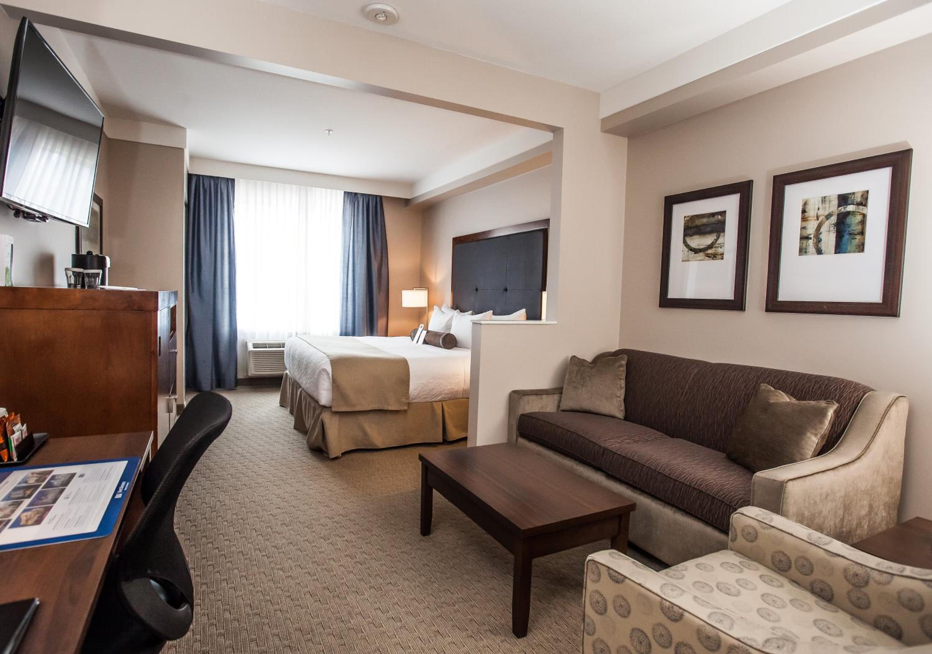 King Suite - Mobility Accessible with Bathtub and Sofa Bed photo 1