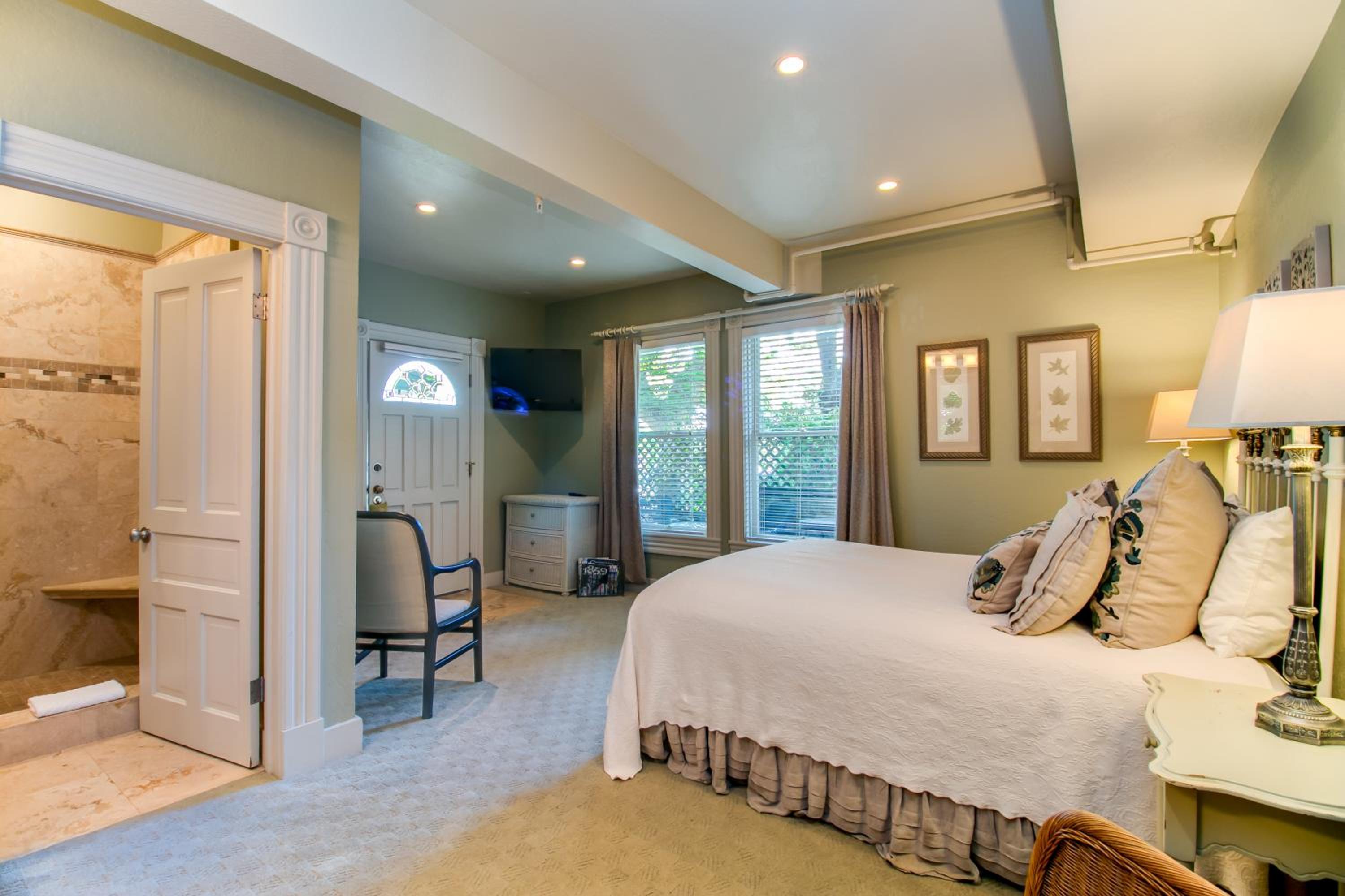 Queen Room photo 2
