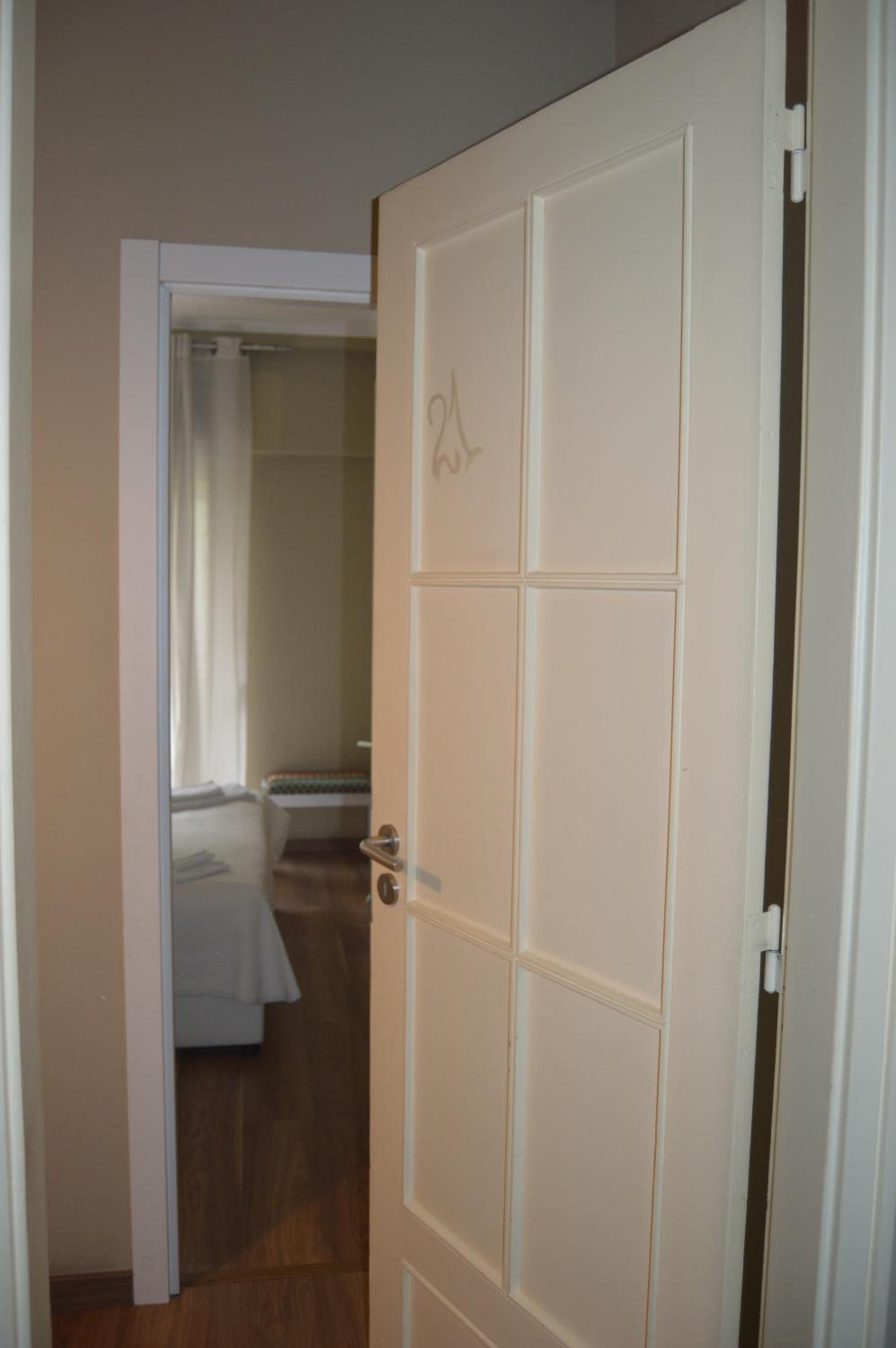 Classic Family Room With Shared Bathroom  photo 1