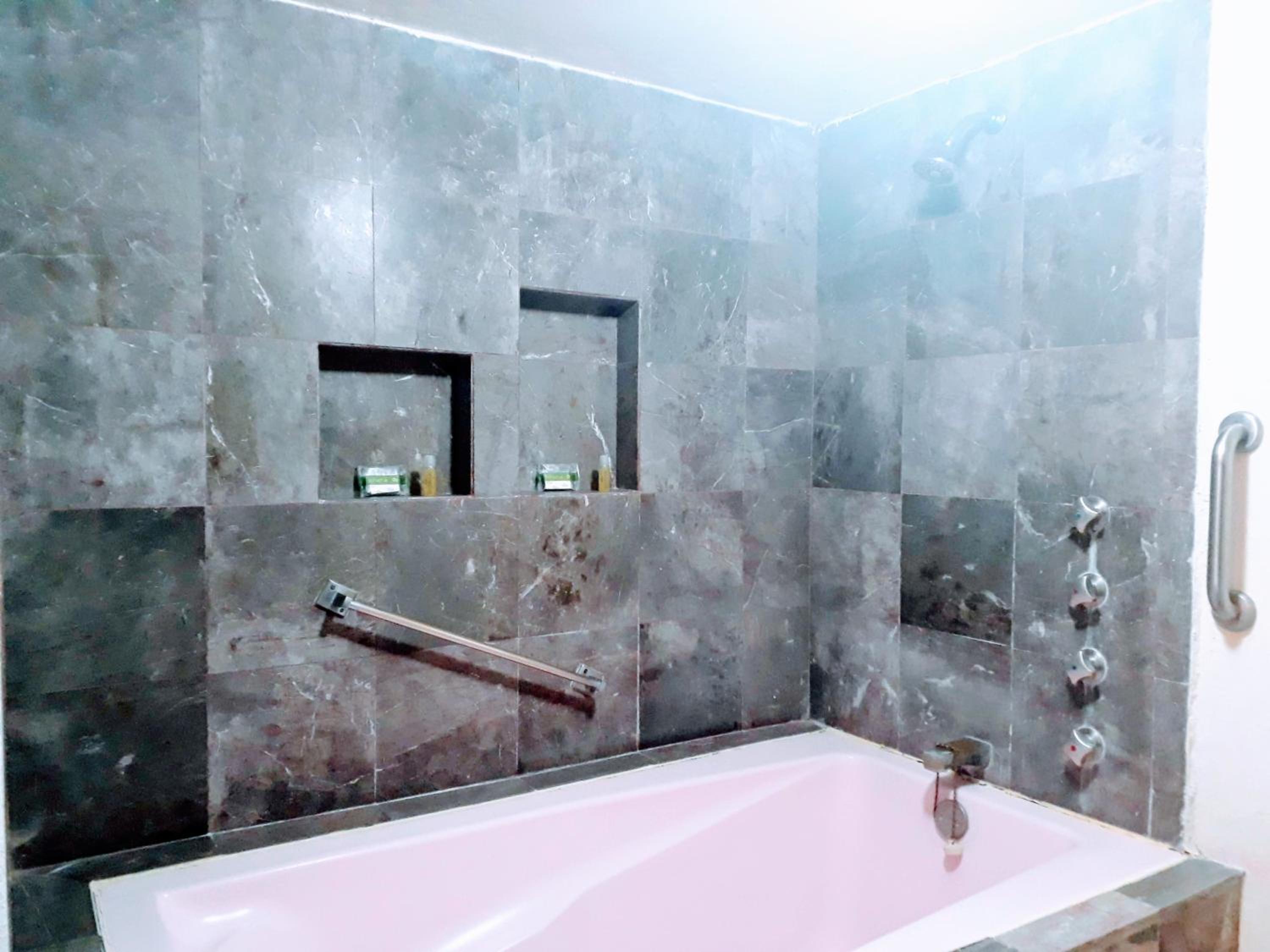 Quadruple Room with Bath photo 2