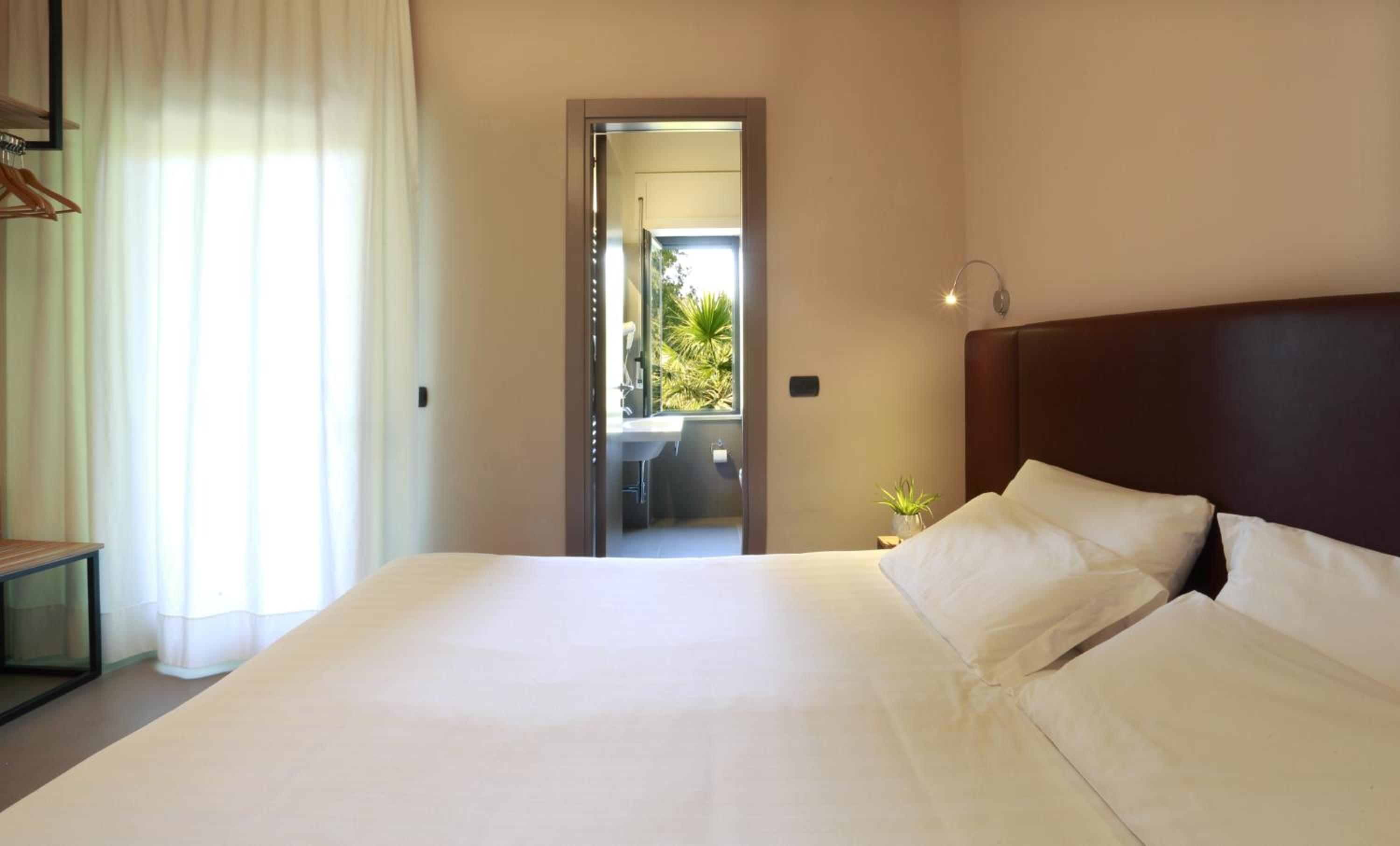 Deluxe Double Room - Photo 17