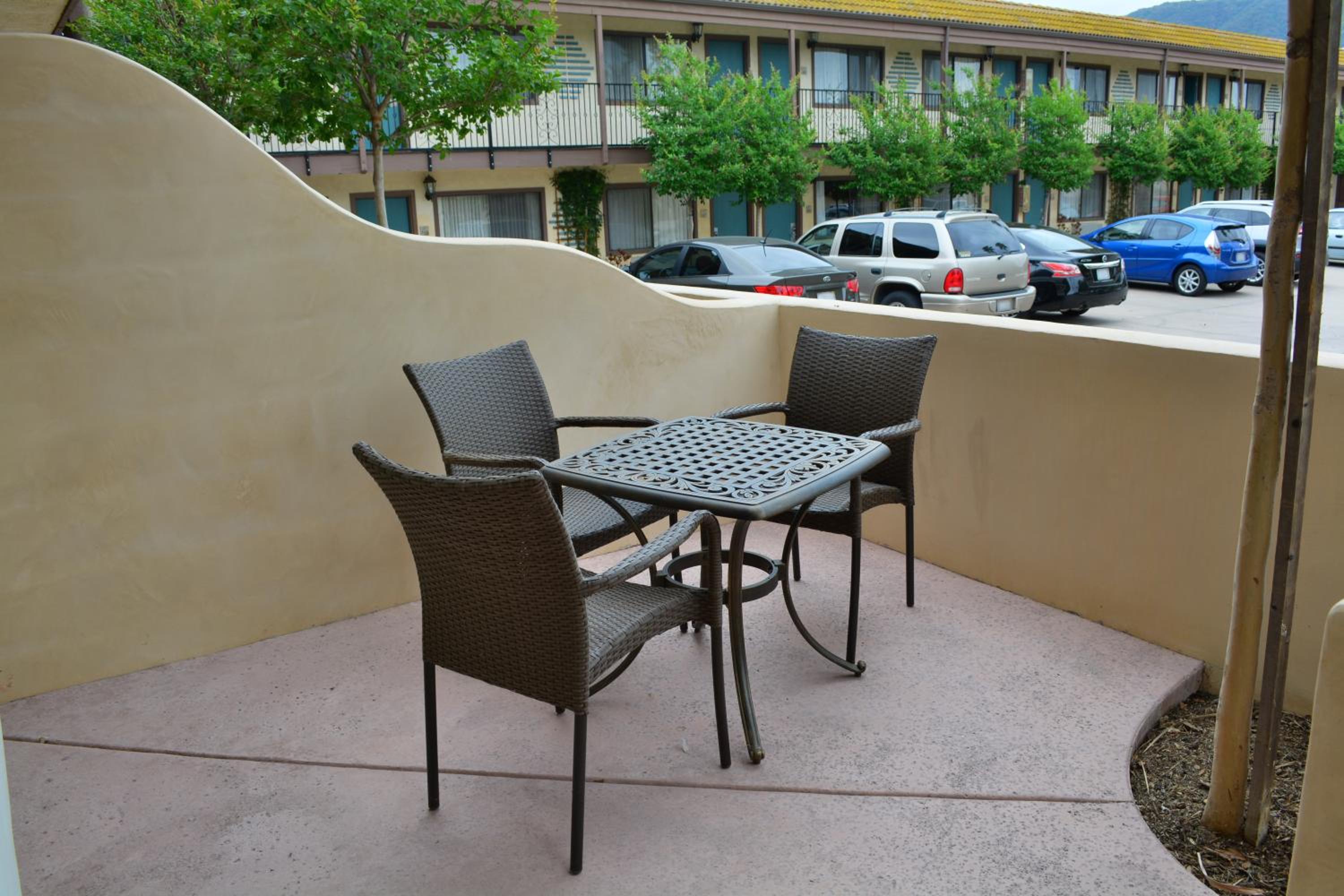 Standard Room with One Queen Bed and Patio - Photo 15