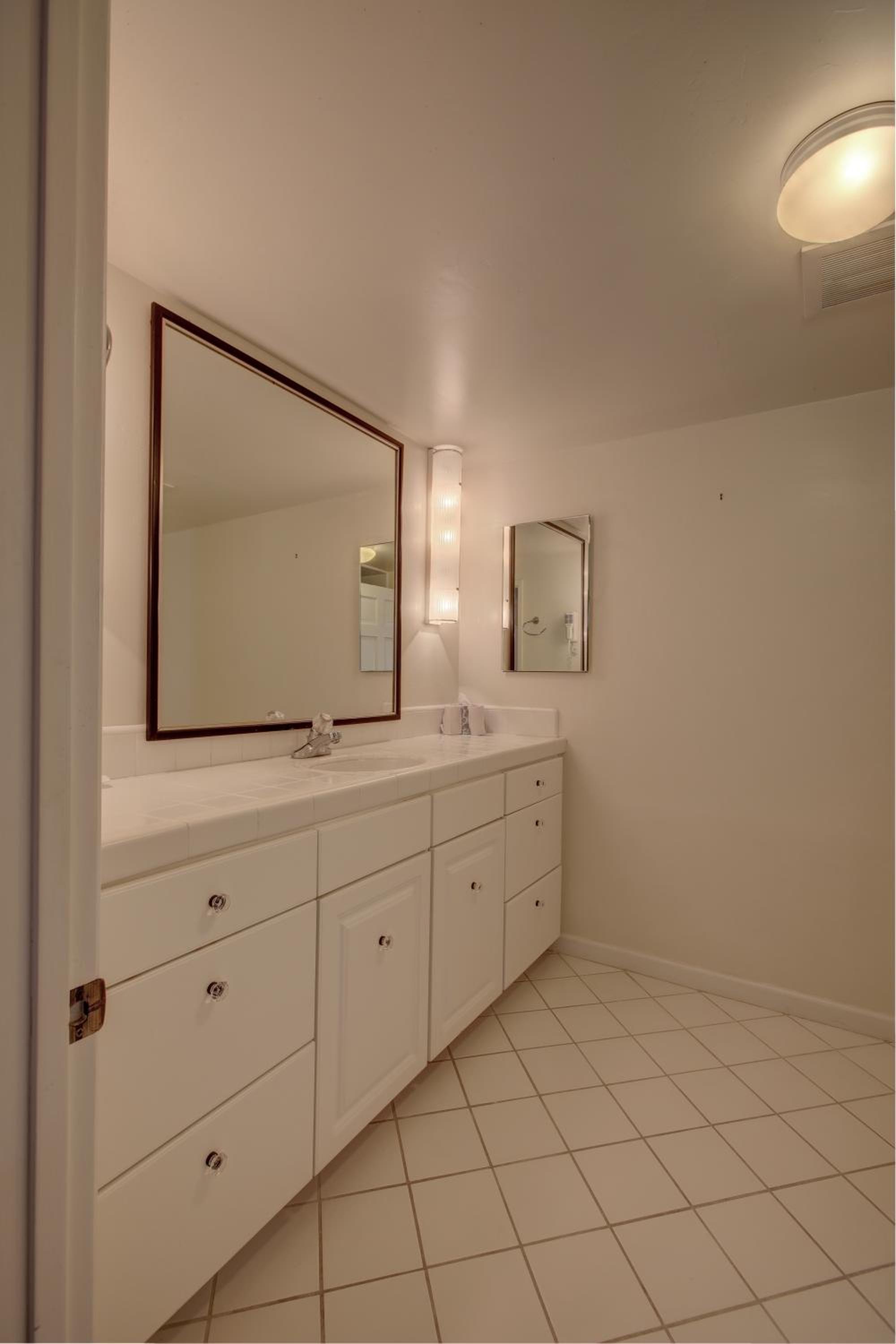 King Room - Non-Smoking photo 3