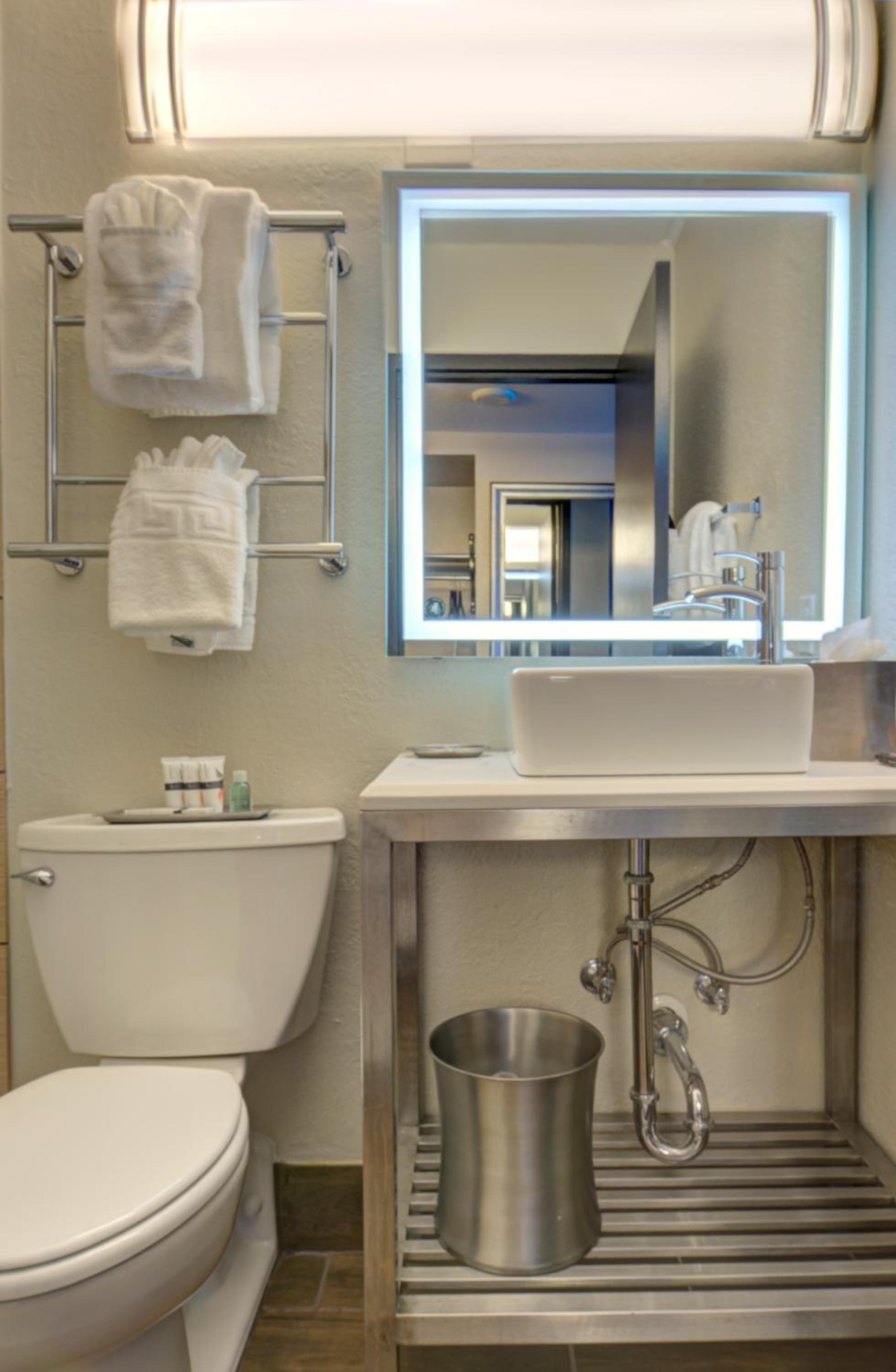 King Room - Non-Smoking - Photo 5