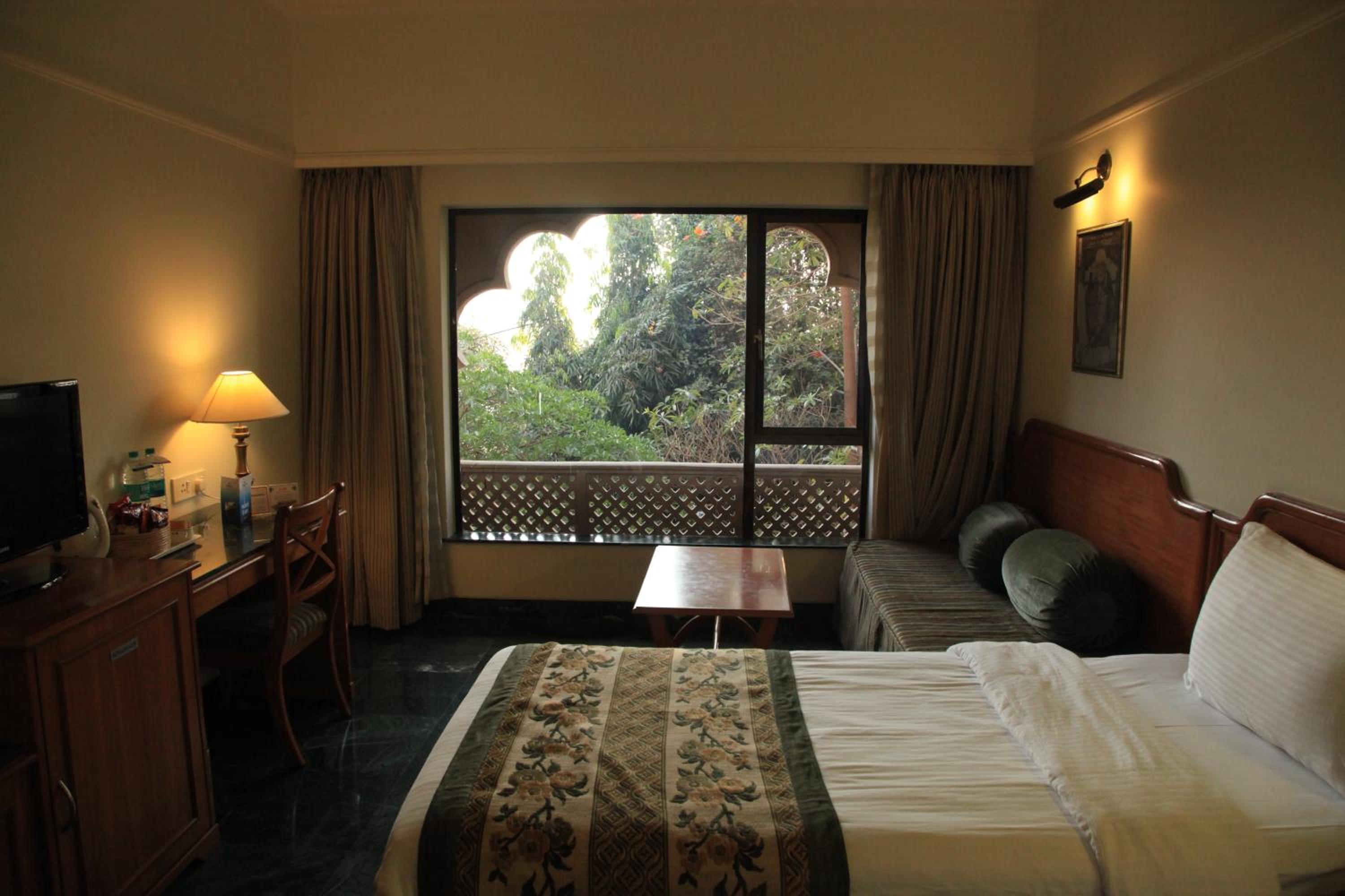Suite with Pool View - Photo 2