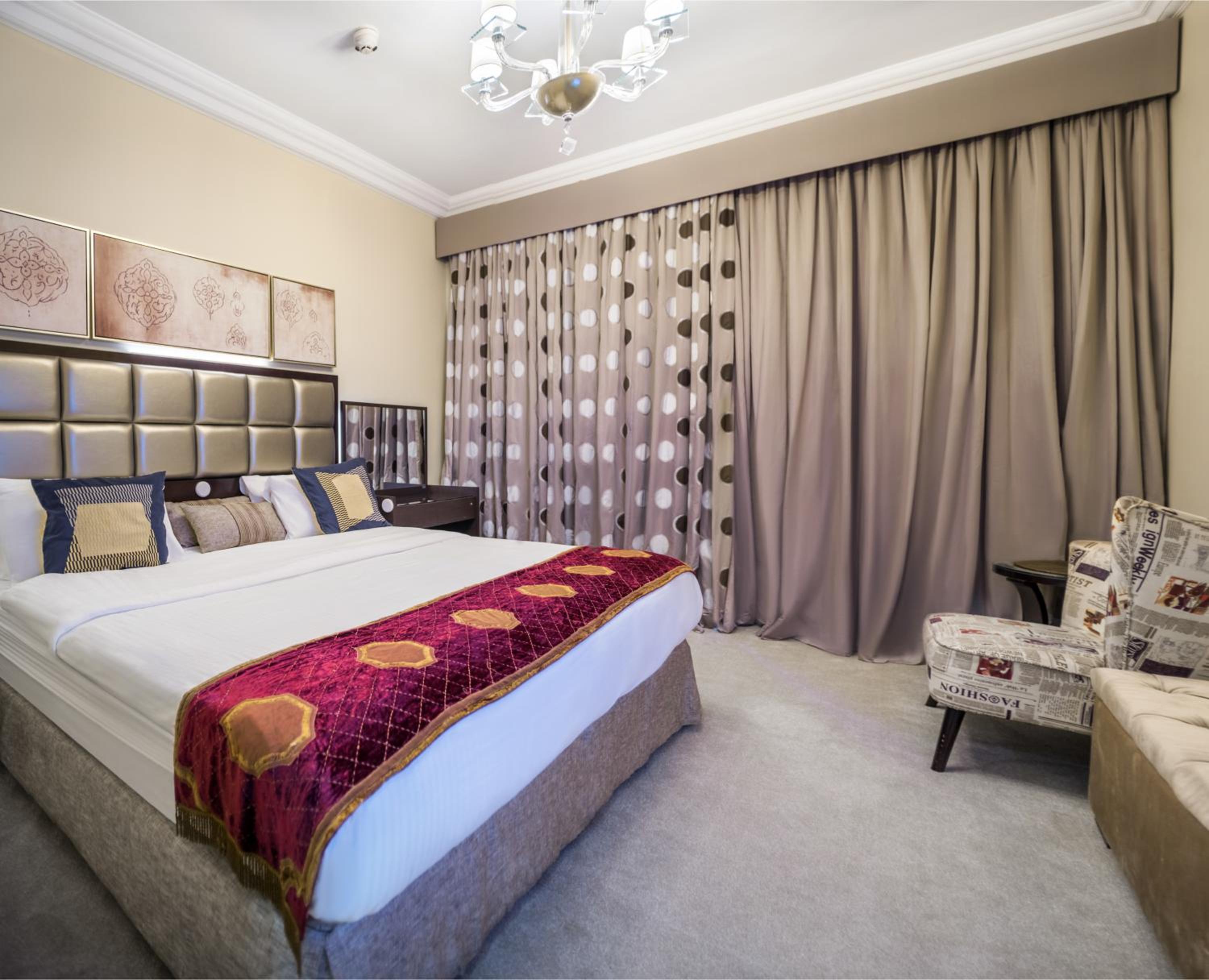 One-Bedroom Apartment plus Guest Room - City View photo 2