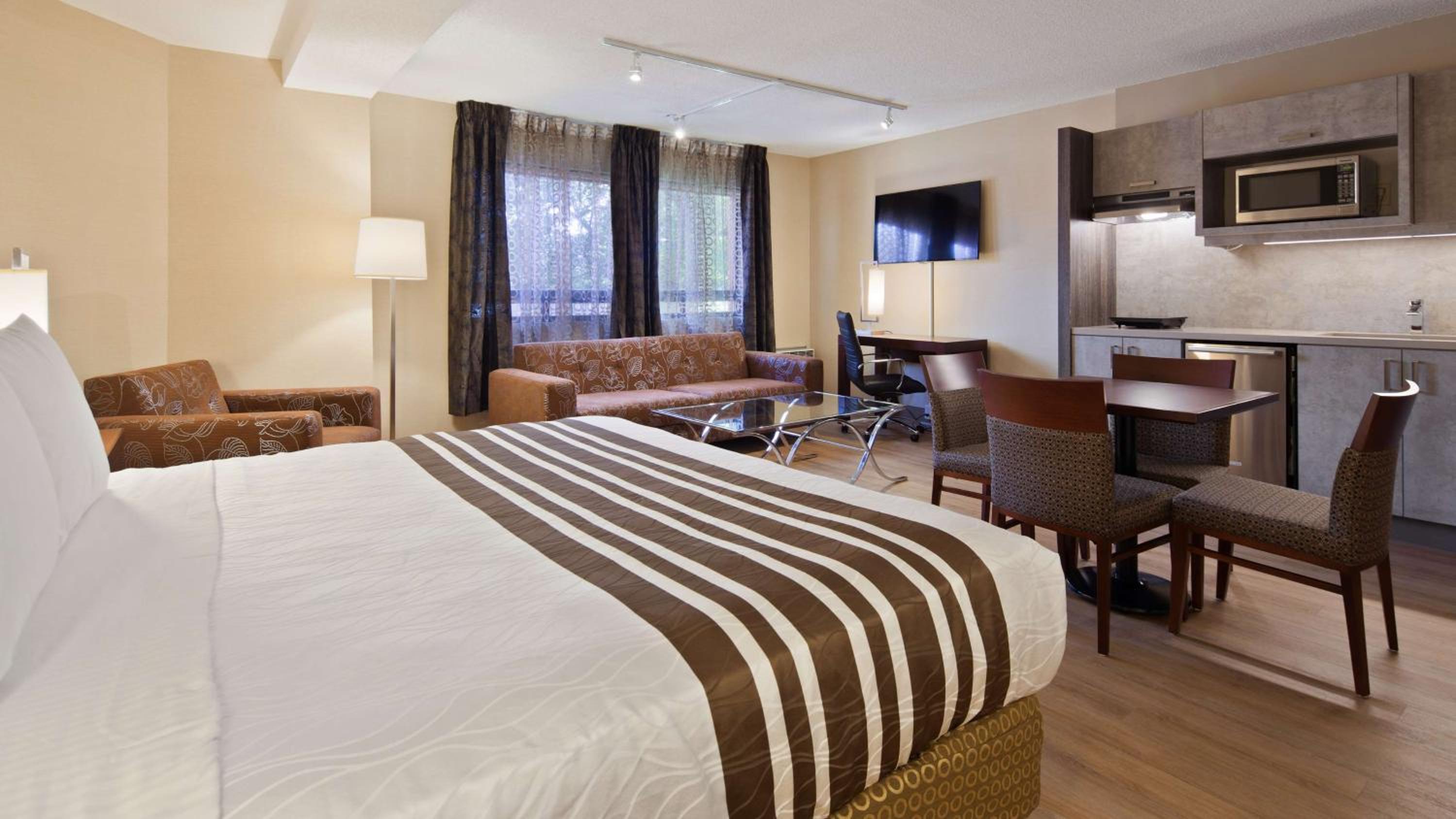 Studio with King Bed, Kitchenette and Shower Only - Non-Smoking