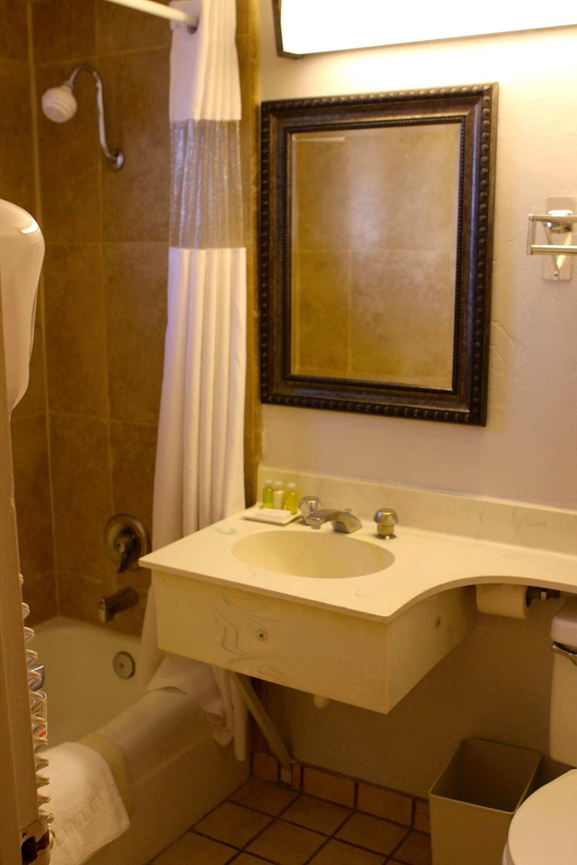 Queen Room with Two Queen Beds photo 3