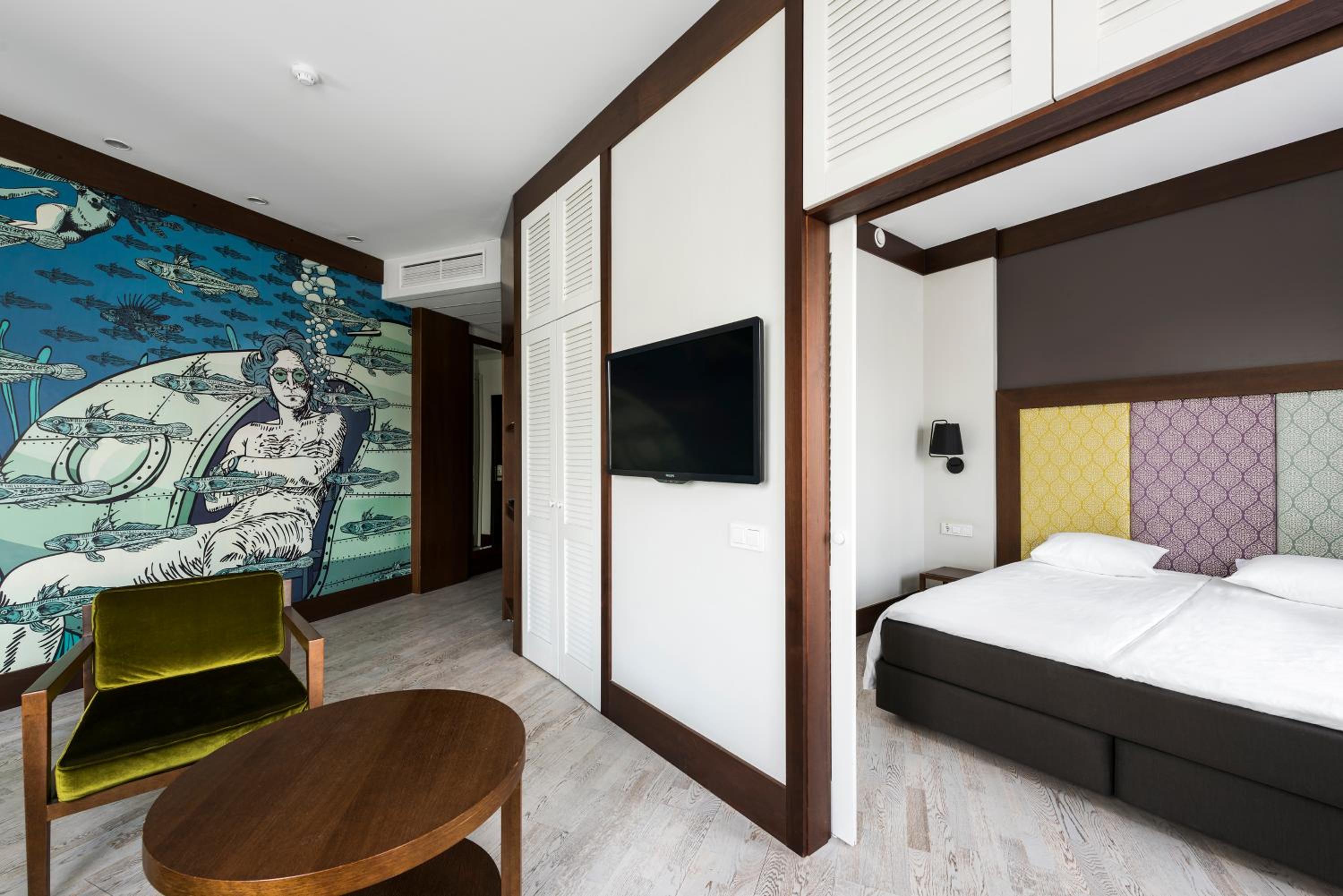 Suite - Photo 16