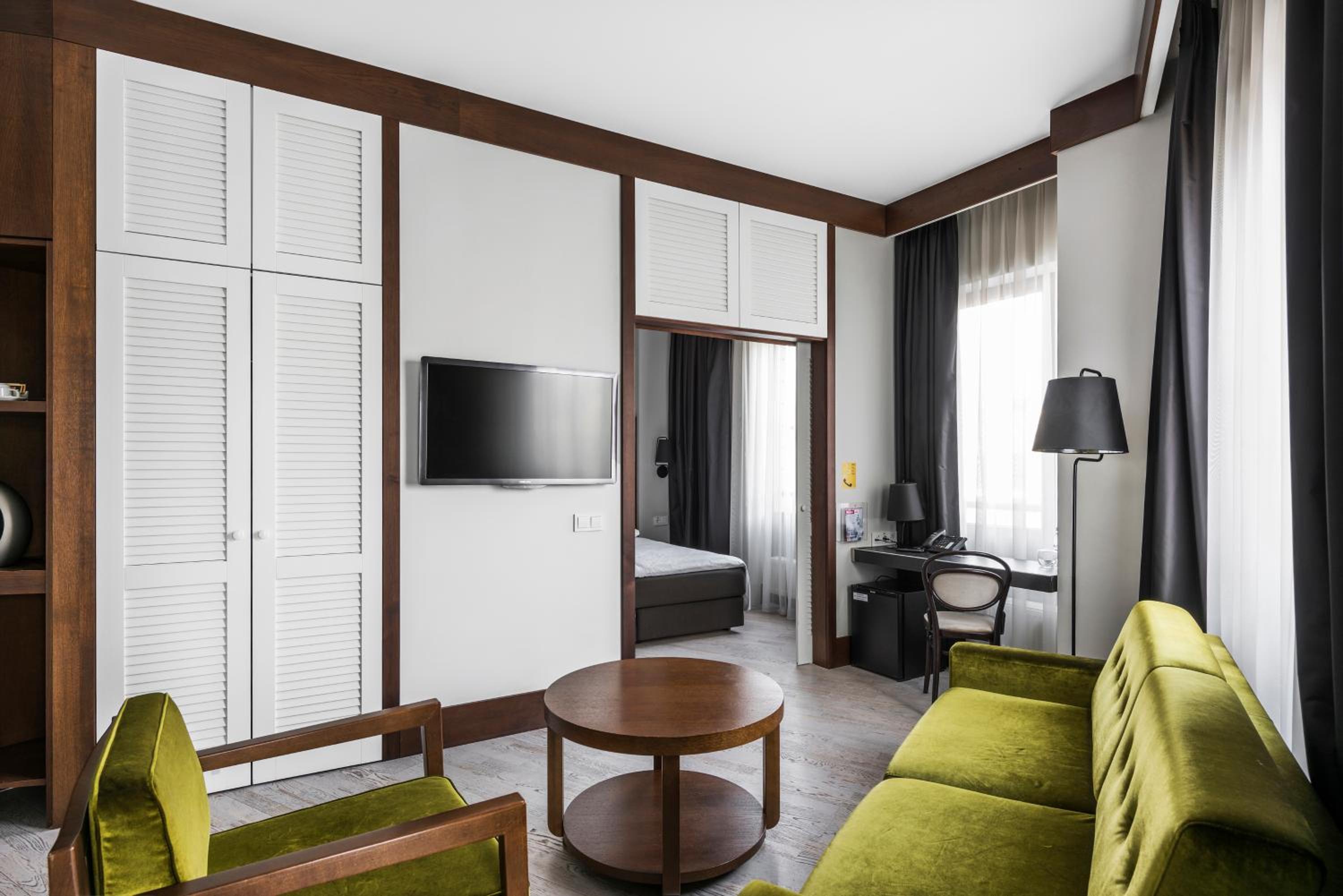 Suite - Photo 17