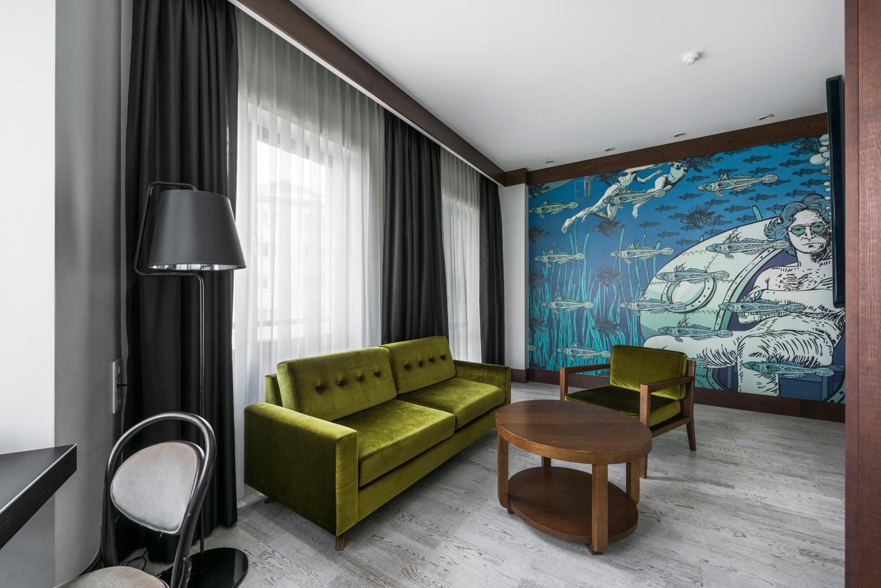 Suite - Photo 18