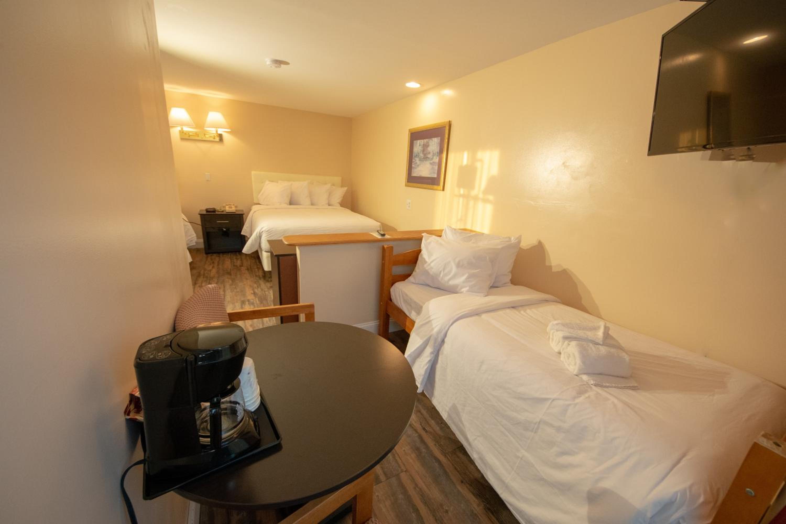Bayside Queen Family Room photo 1