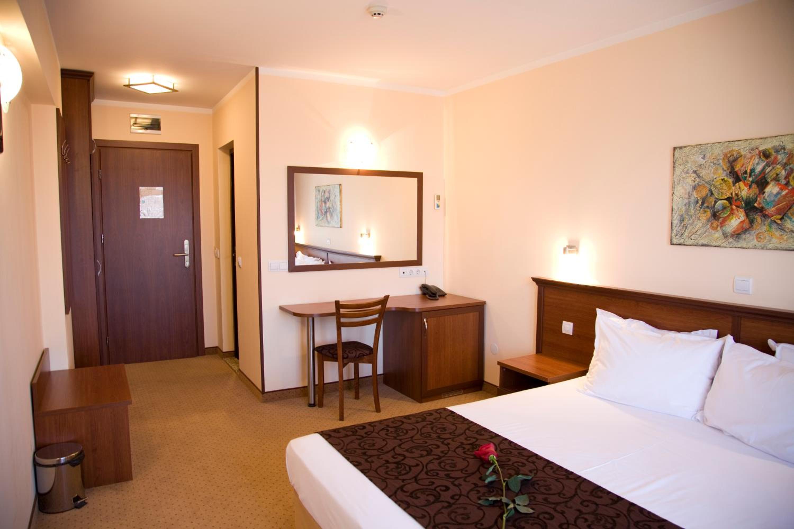 Standard Double Room - Photo 12