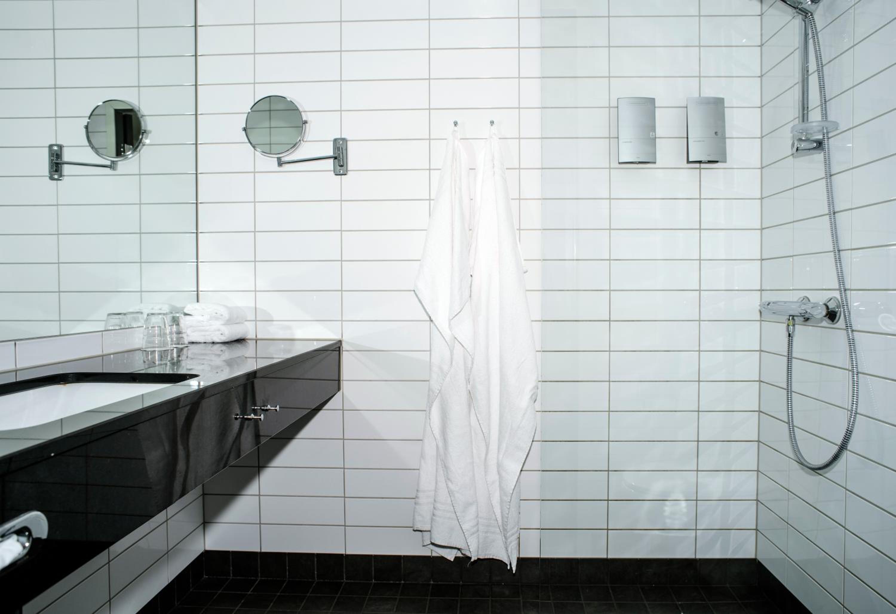 Standard Twin Room - Photo 8