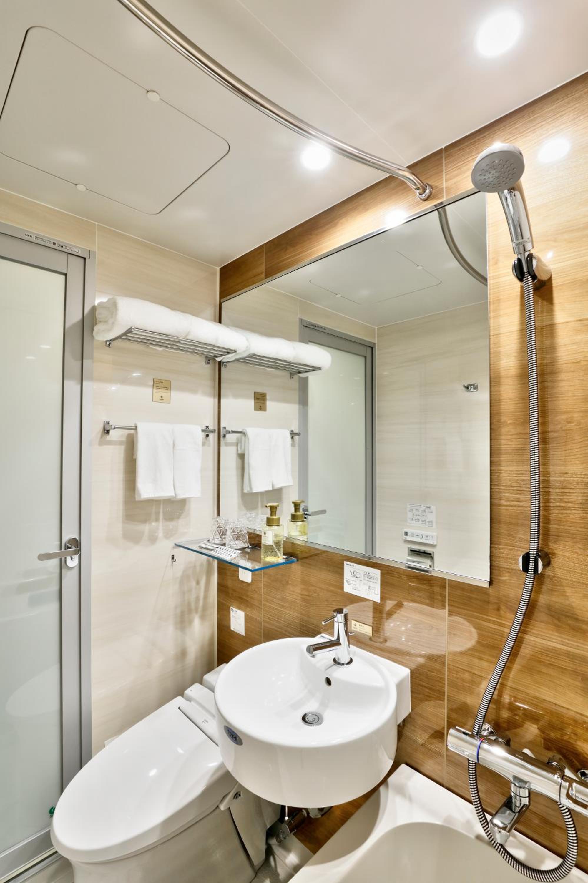 Executive Queen Room for 1 adult photo 2
