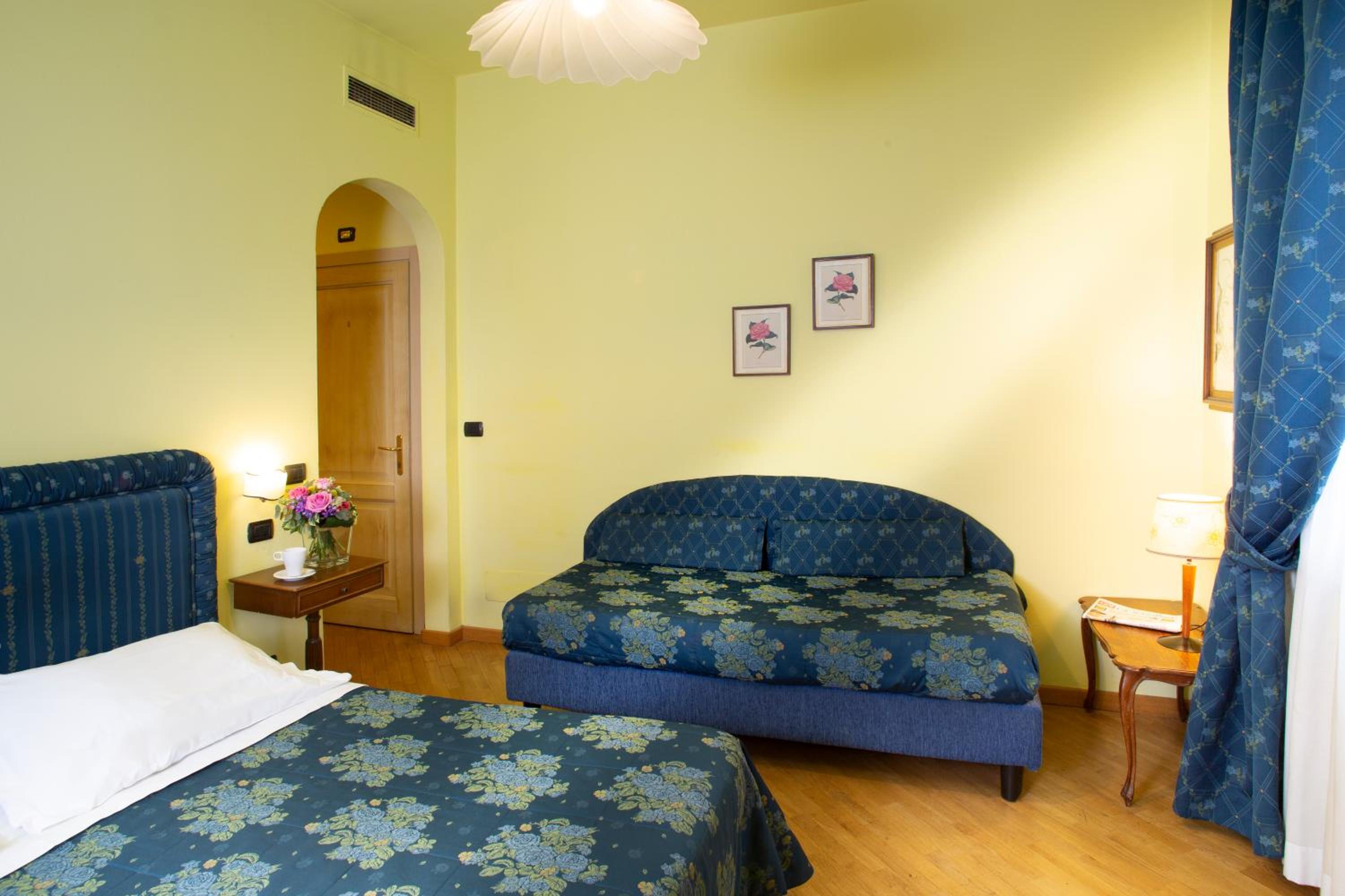 Triple Room with Street View - Photo 1