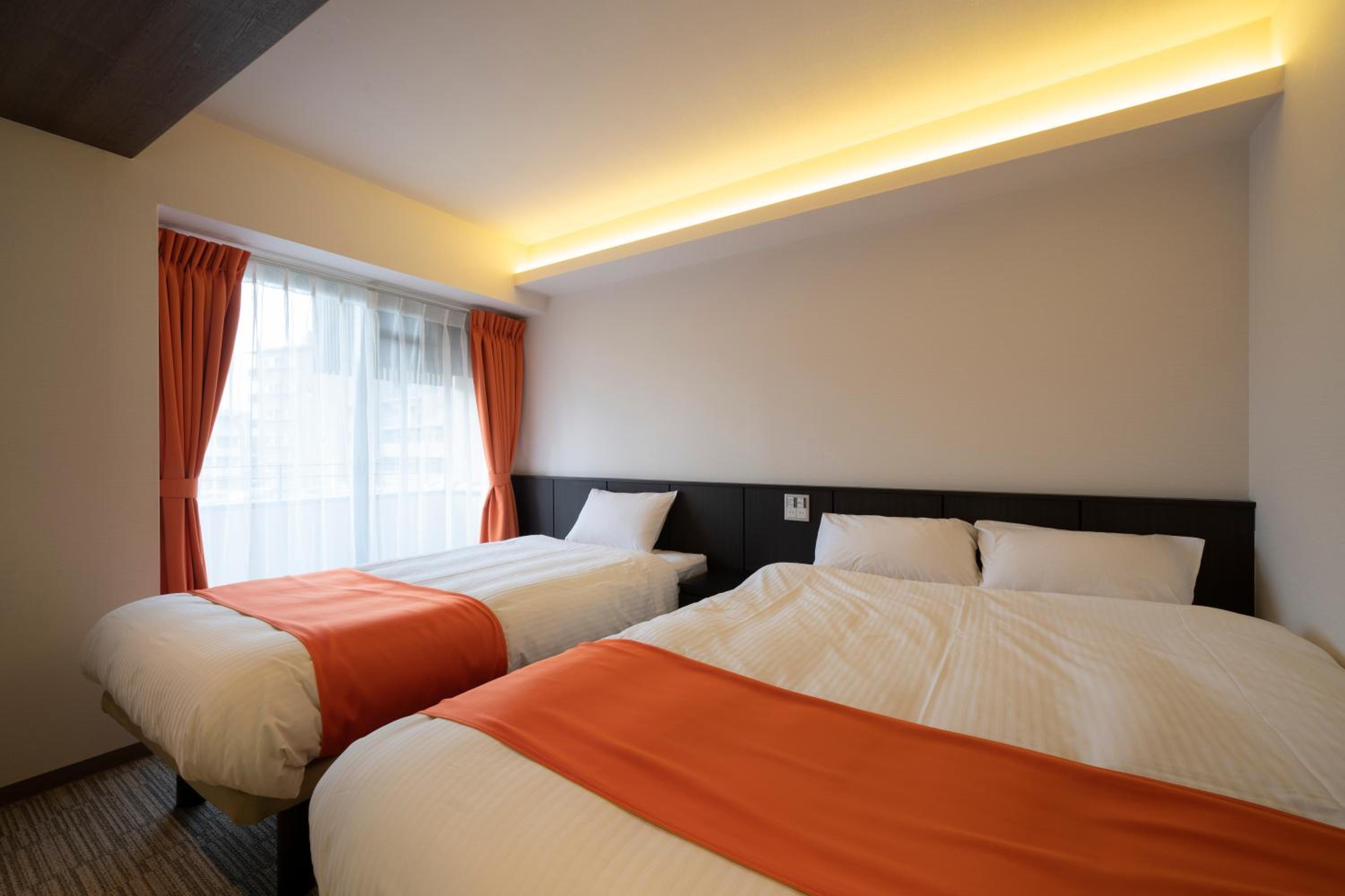 Large Twin Room - Non-Smoking photo 2