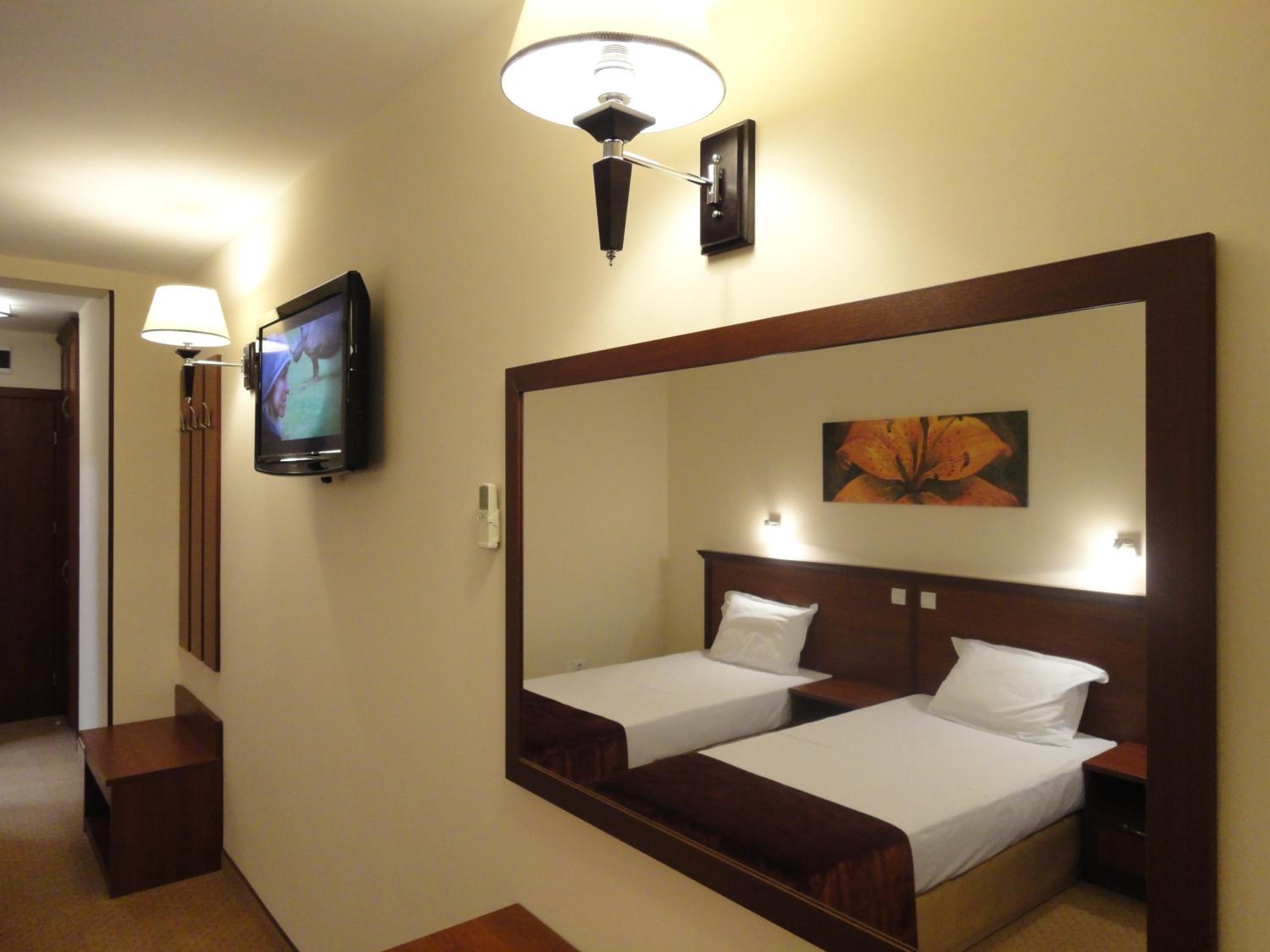 Standard Twin Room - Photo 8