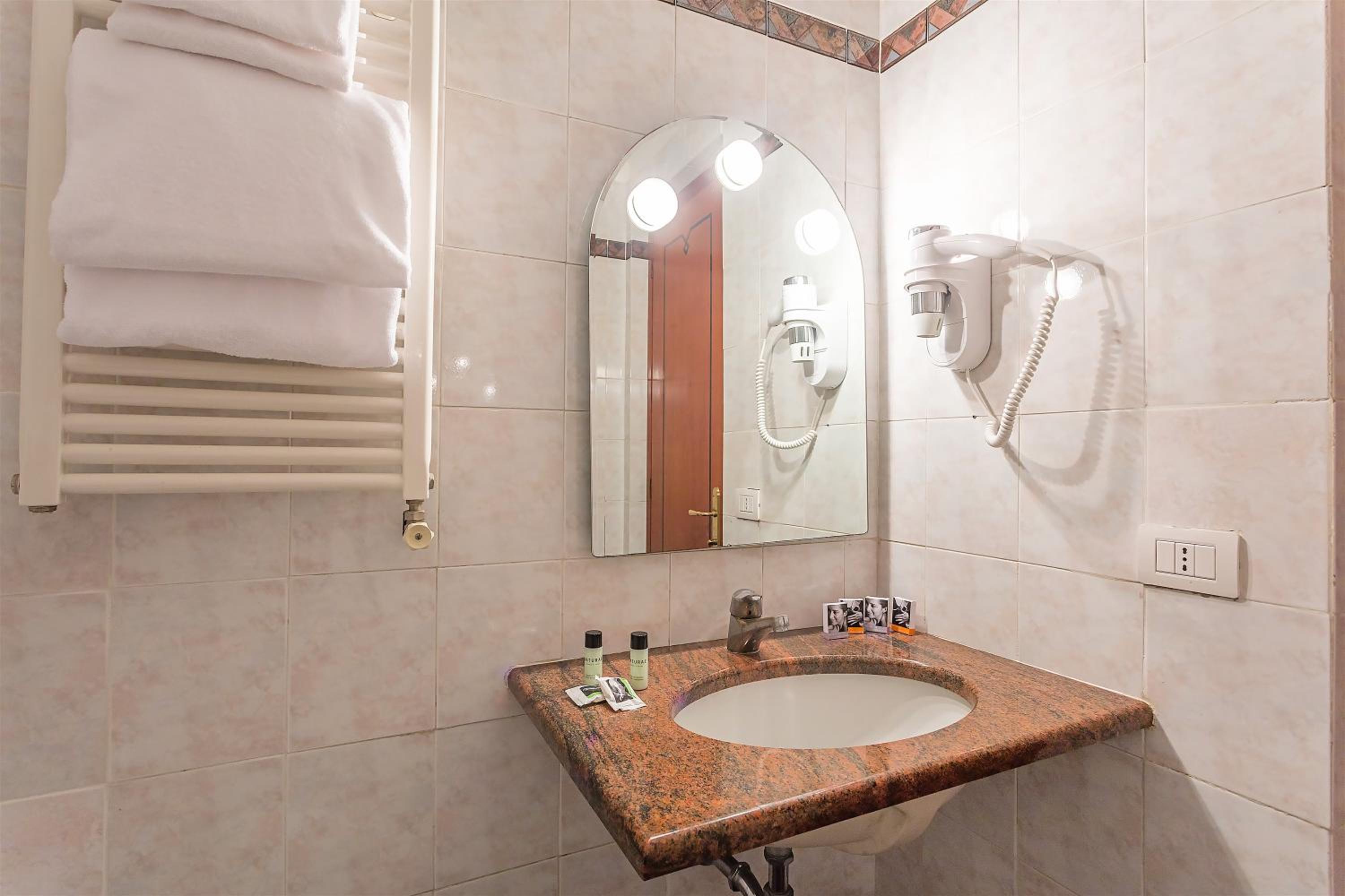 Economy Double or Twin Room photo 2
