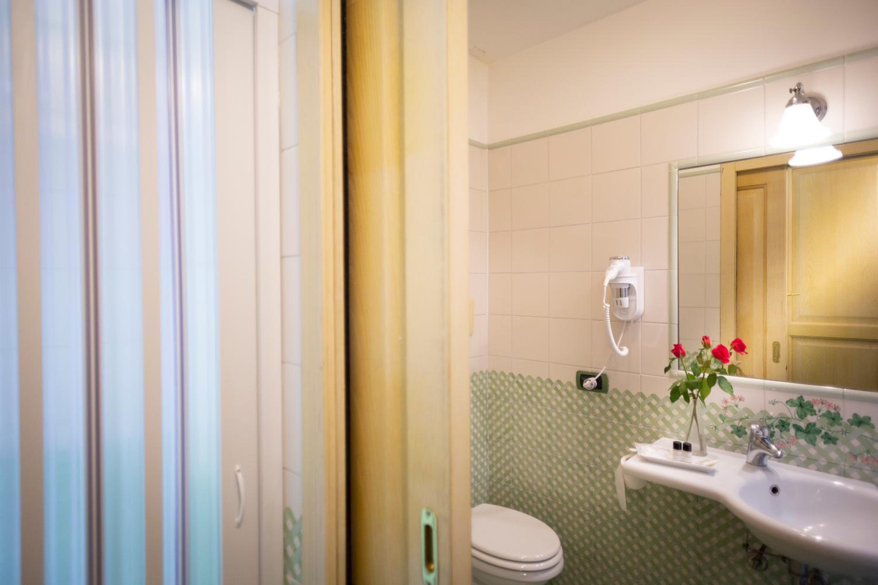 Standard Double or Twin Room with Street View - Photo 2