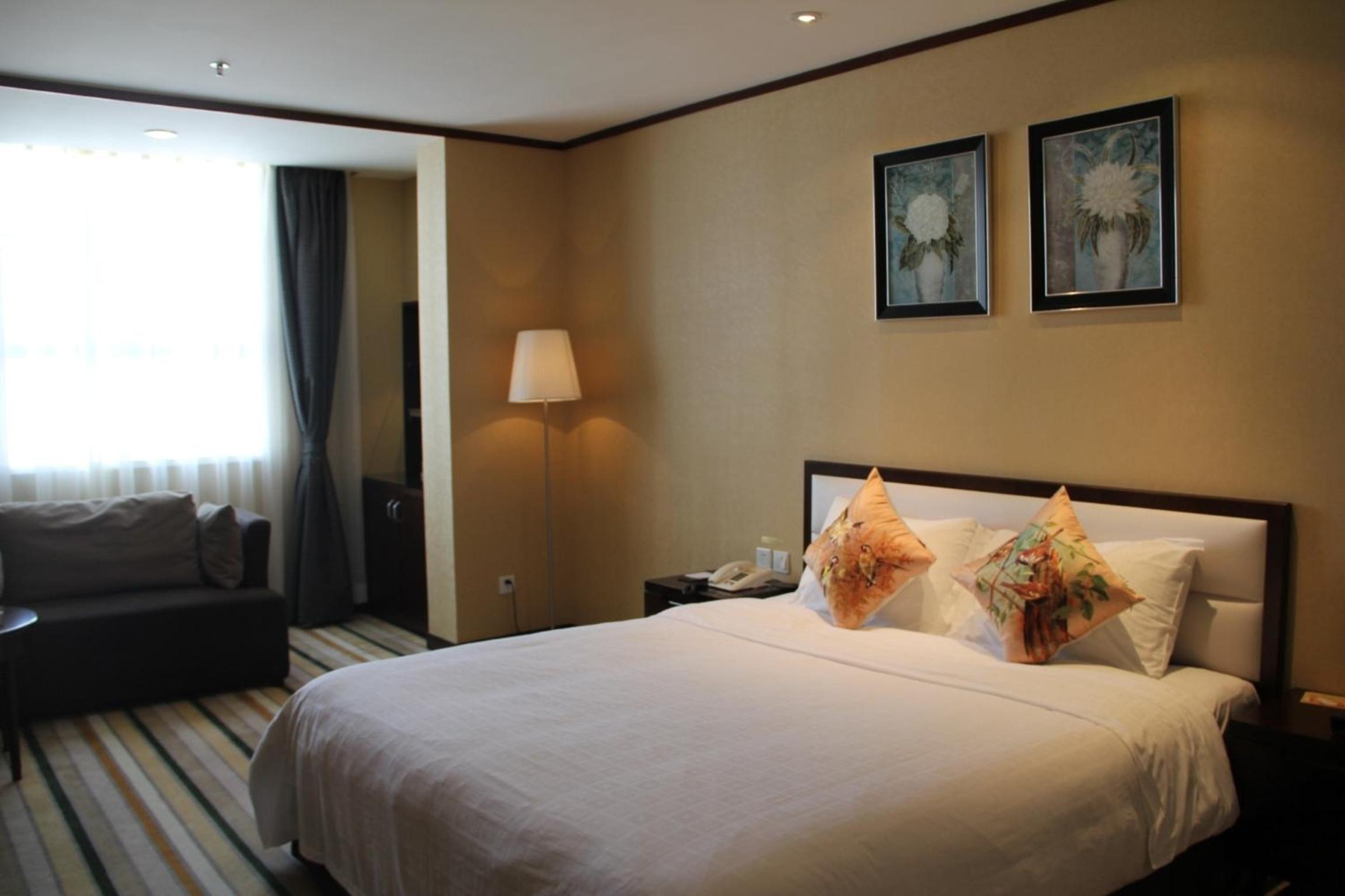 Deluxe Queen Room