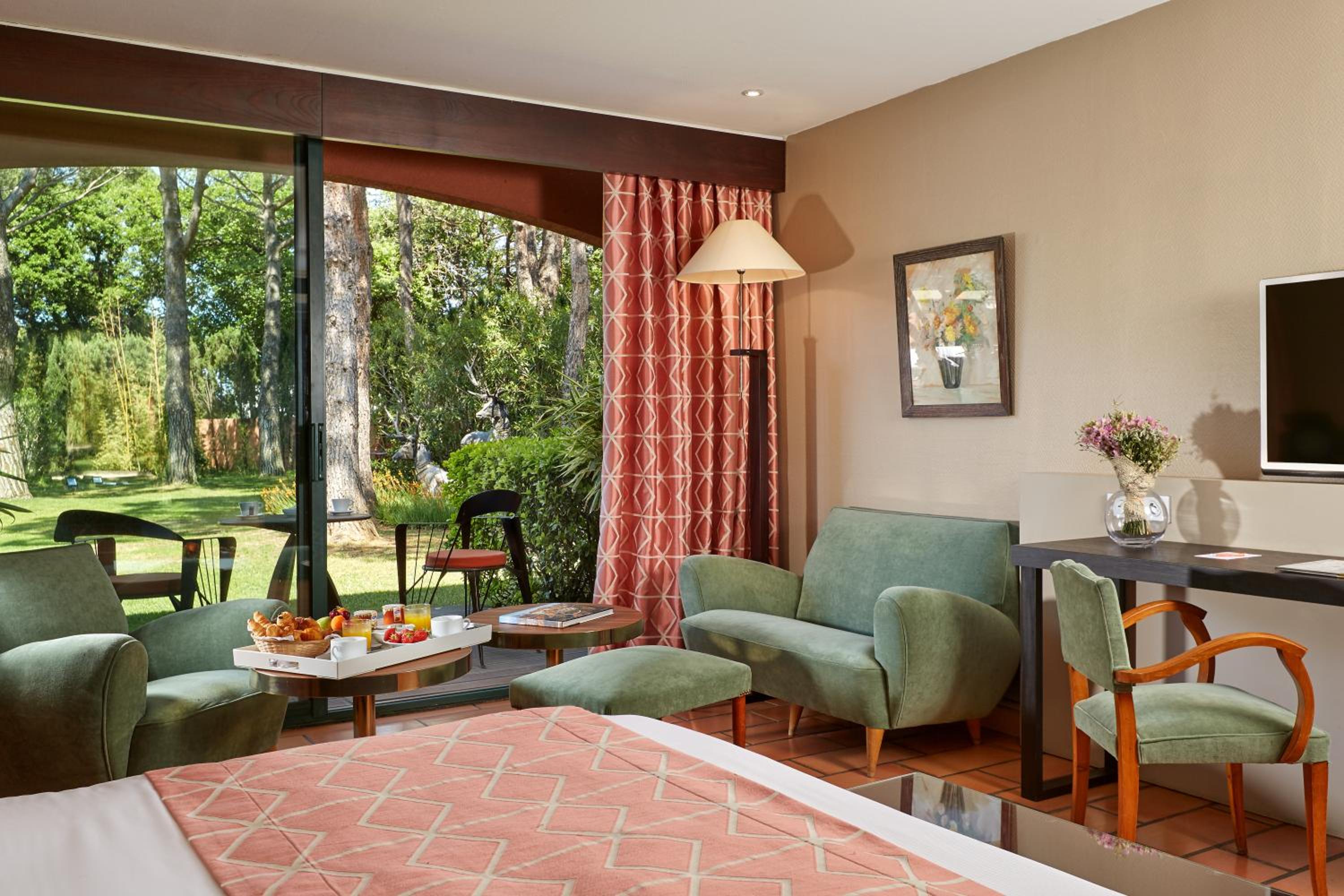 Executive Family Room - Photo 4