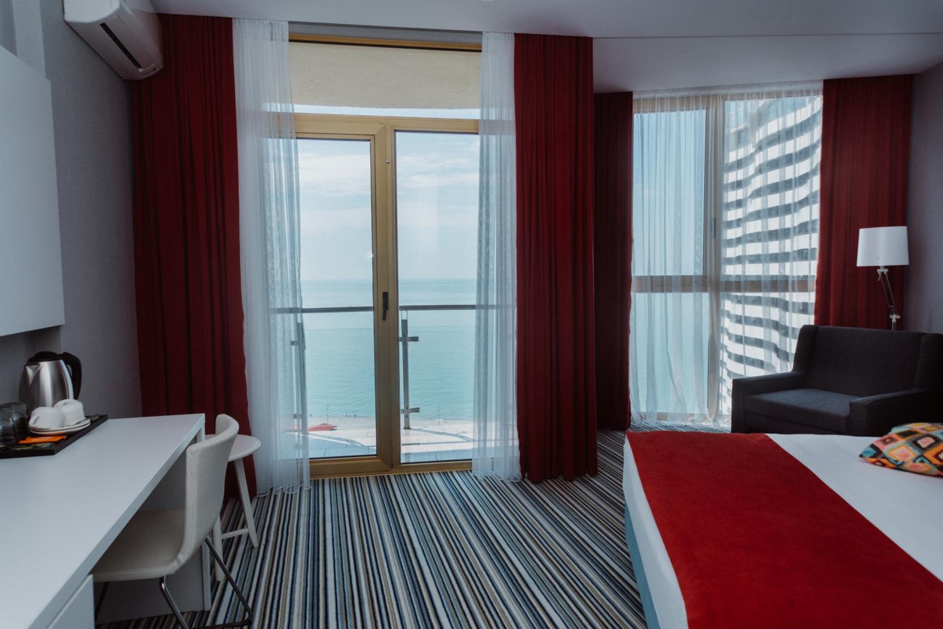 Deluxe Triple Room with Sea View - Photo 12