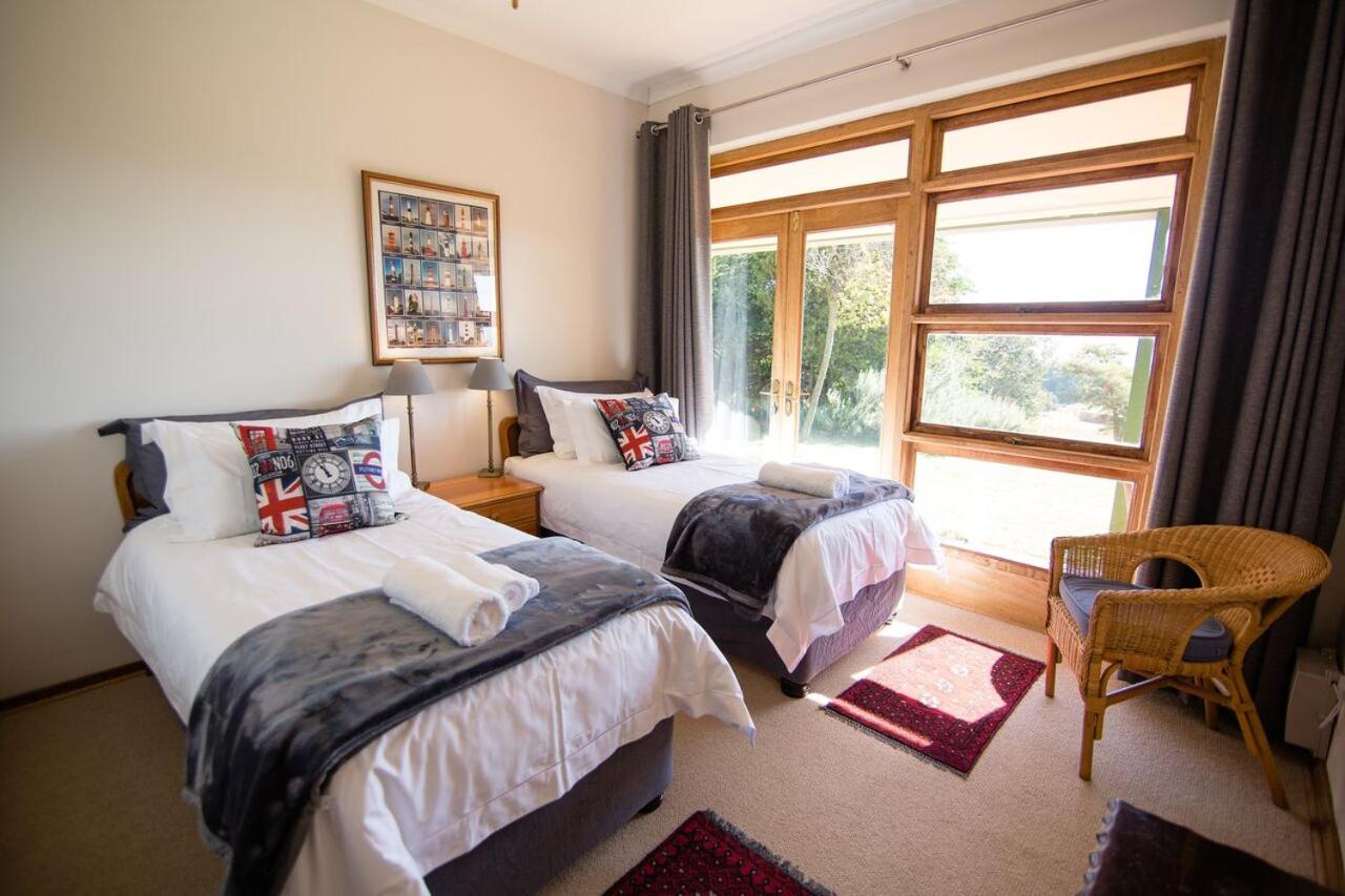 Five-Bedroom House photo 3