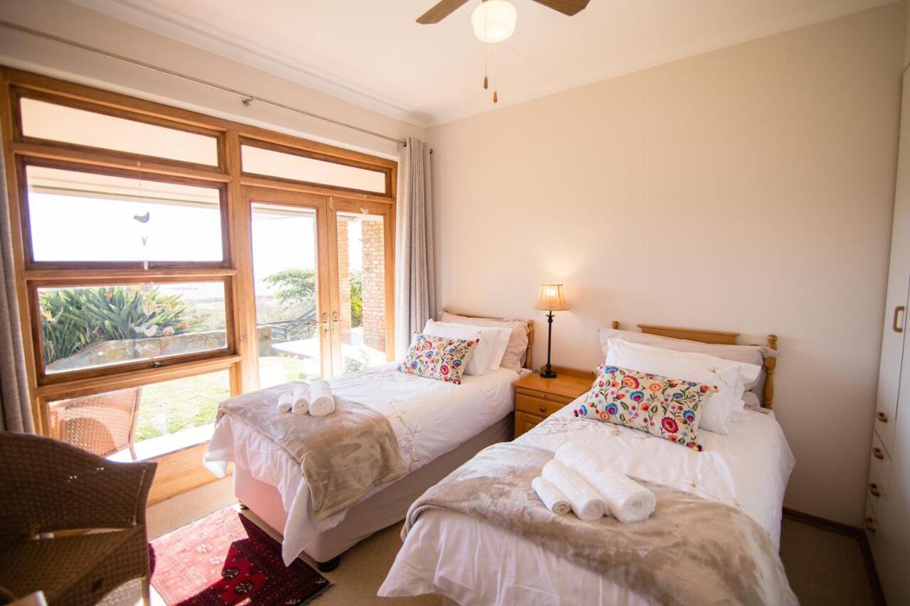 Five-Bedroom House photo 2
