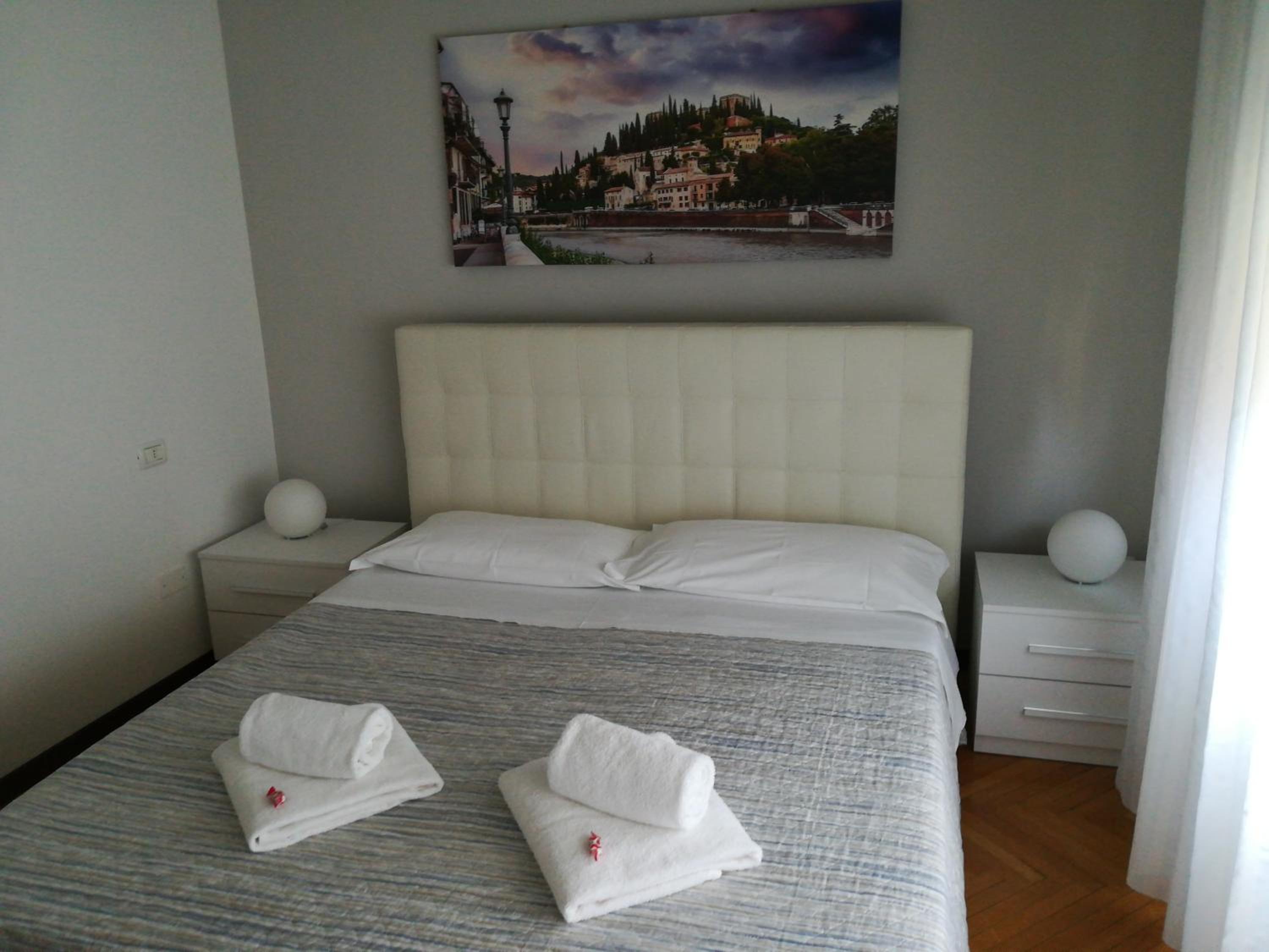 Double Room with Private Bathroom - Photo 14