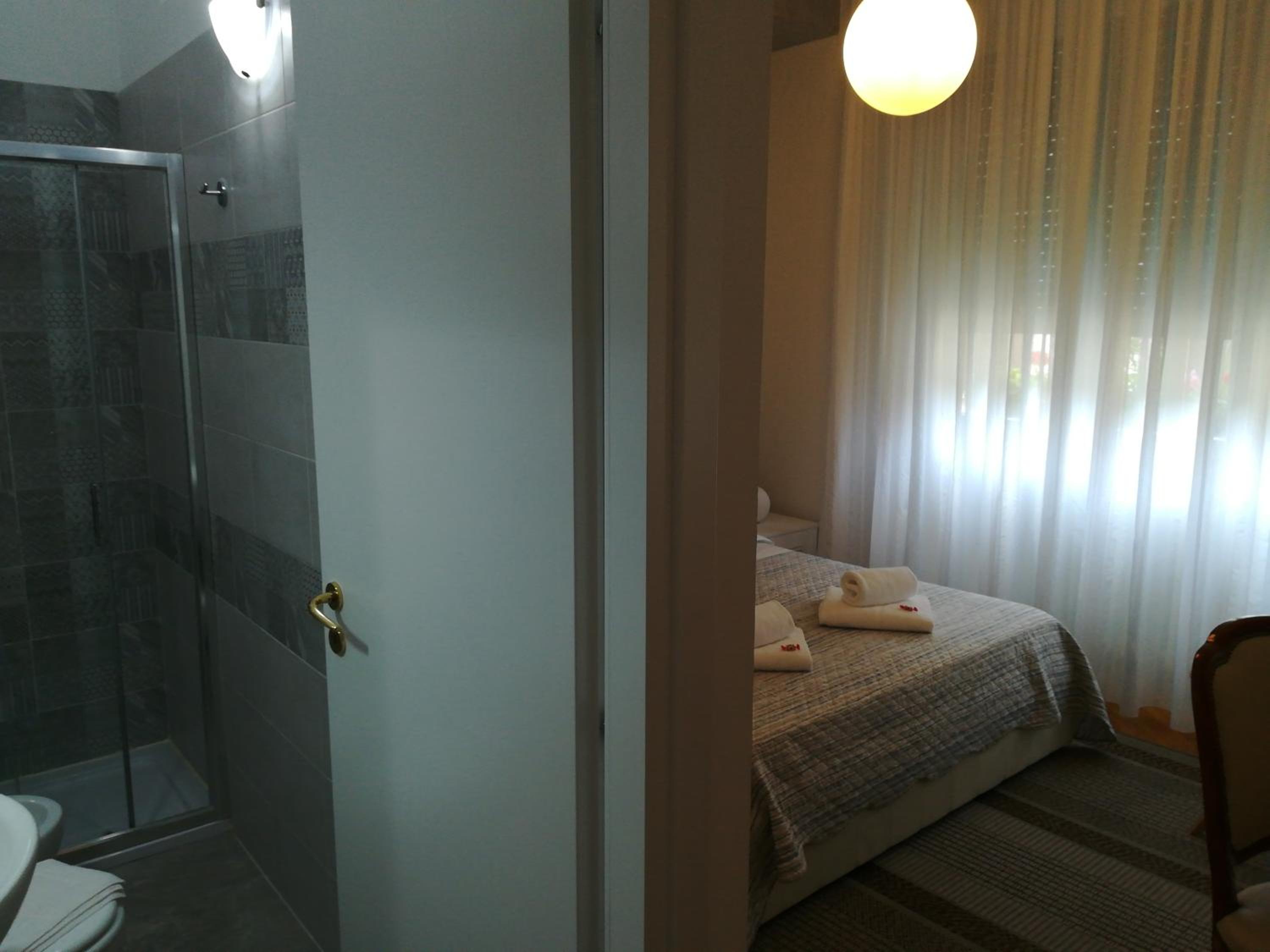 Double Room with Private Bathroom - Photo 16
