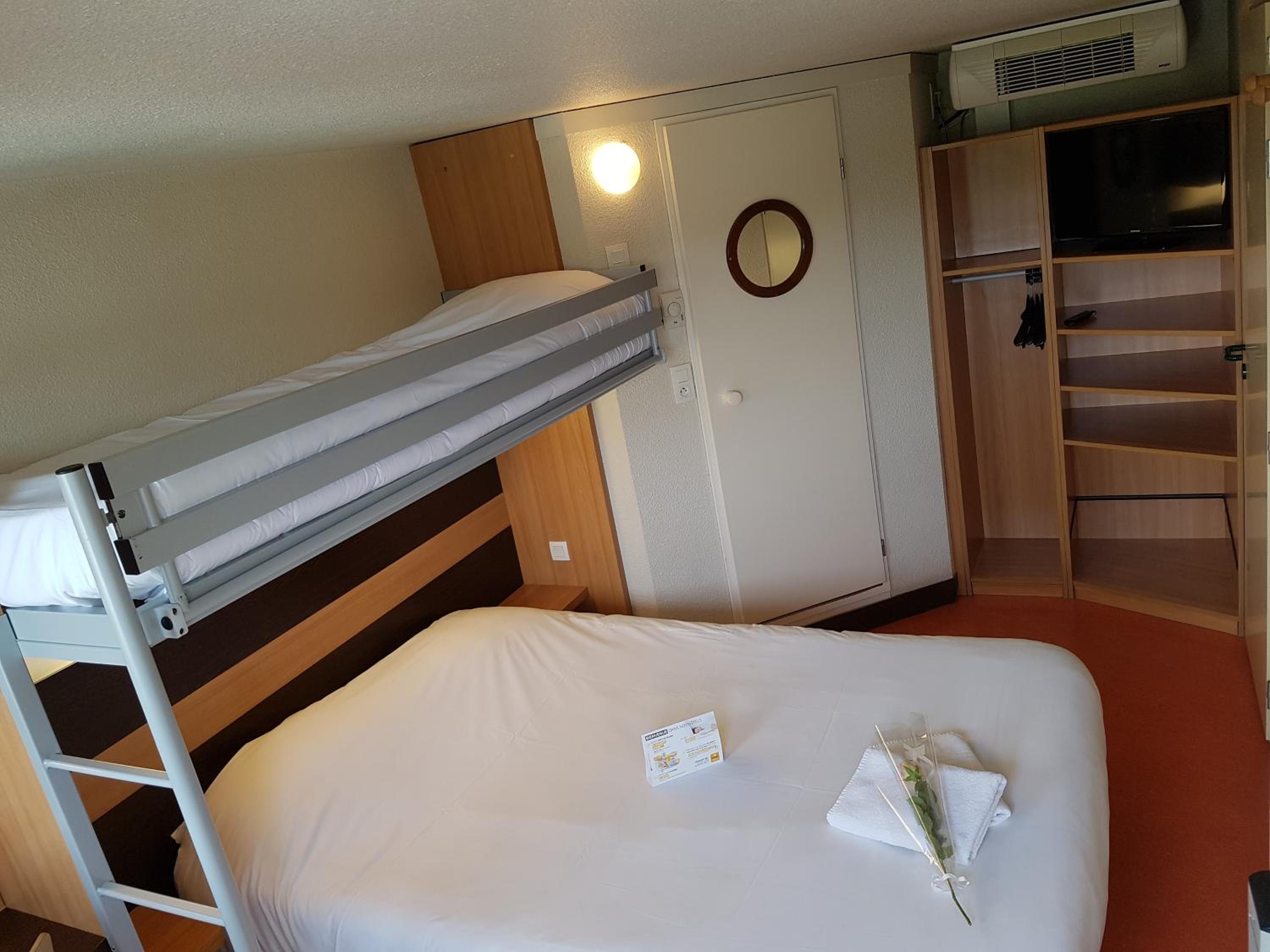 Triple Room (1 Double Bed + 1 Single Bed) - Photo 8