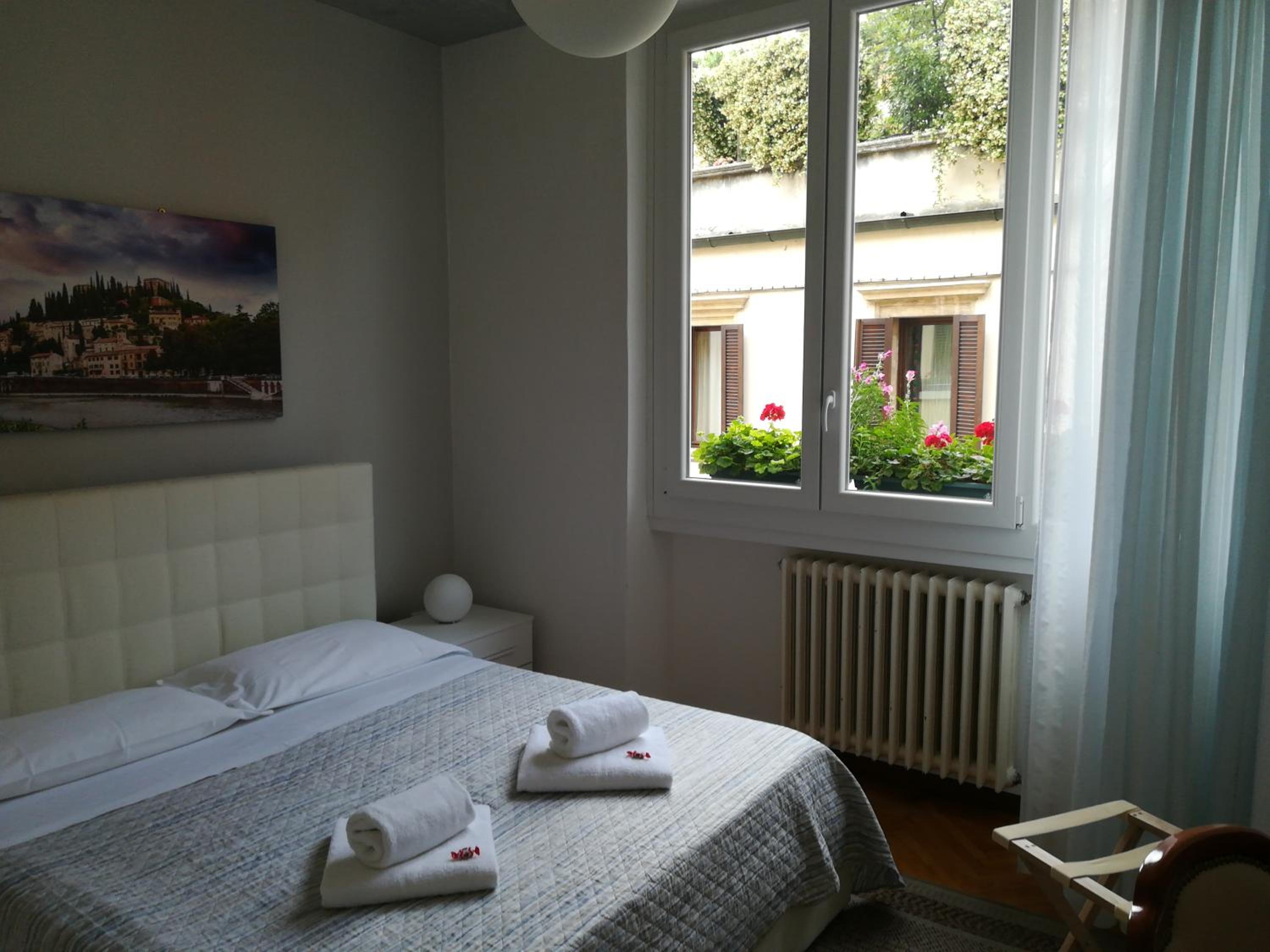Double Room with Private Bathroom - Photo 19