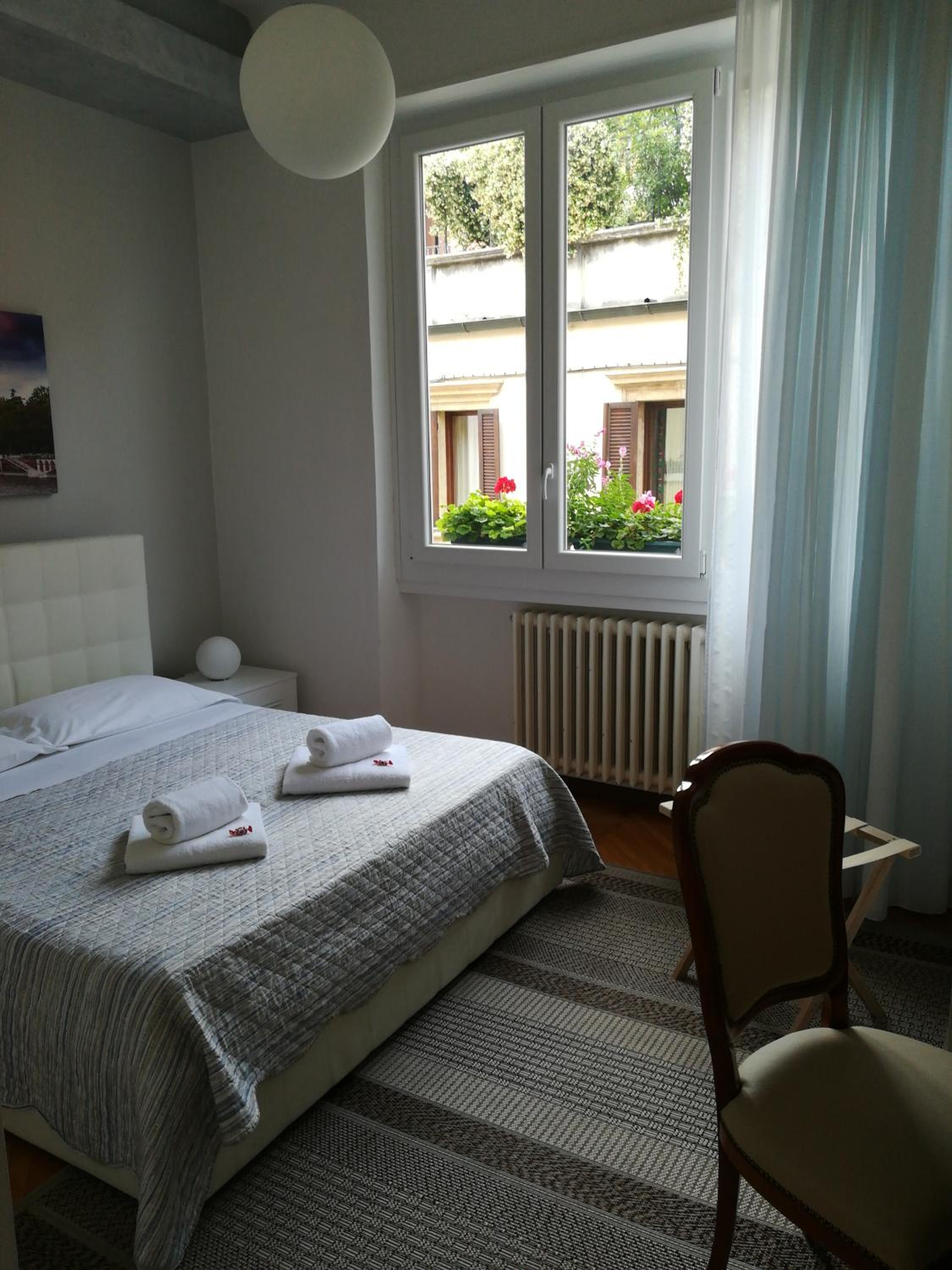 Double Room with Private Bathroom - Photo 20