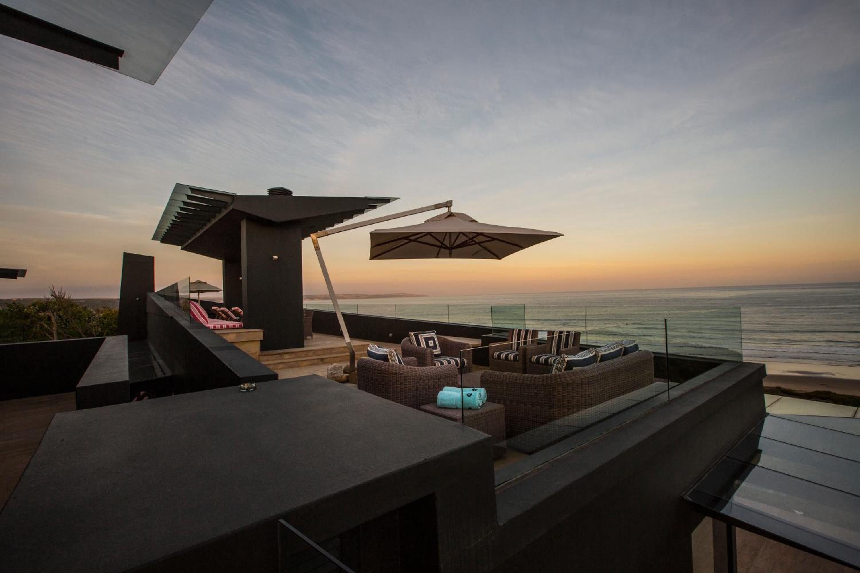 Seven-Bedroom House photo 2