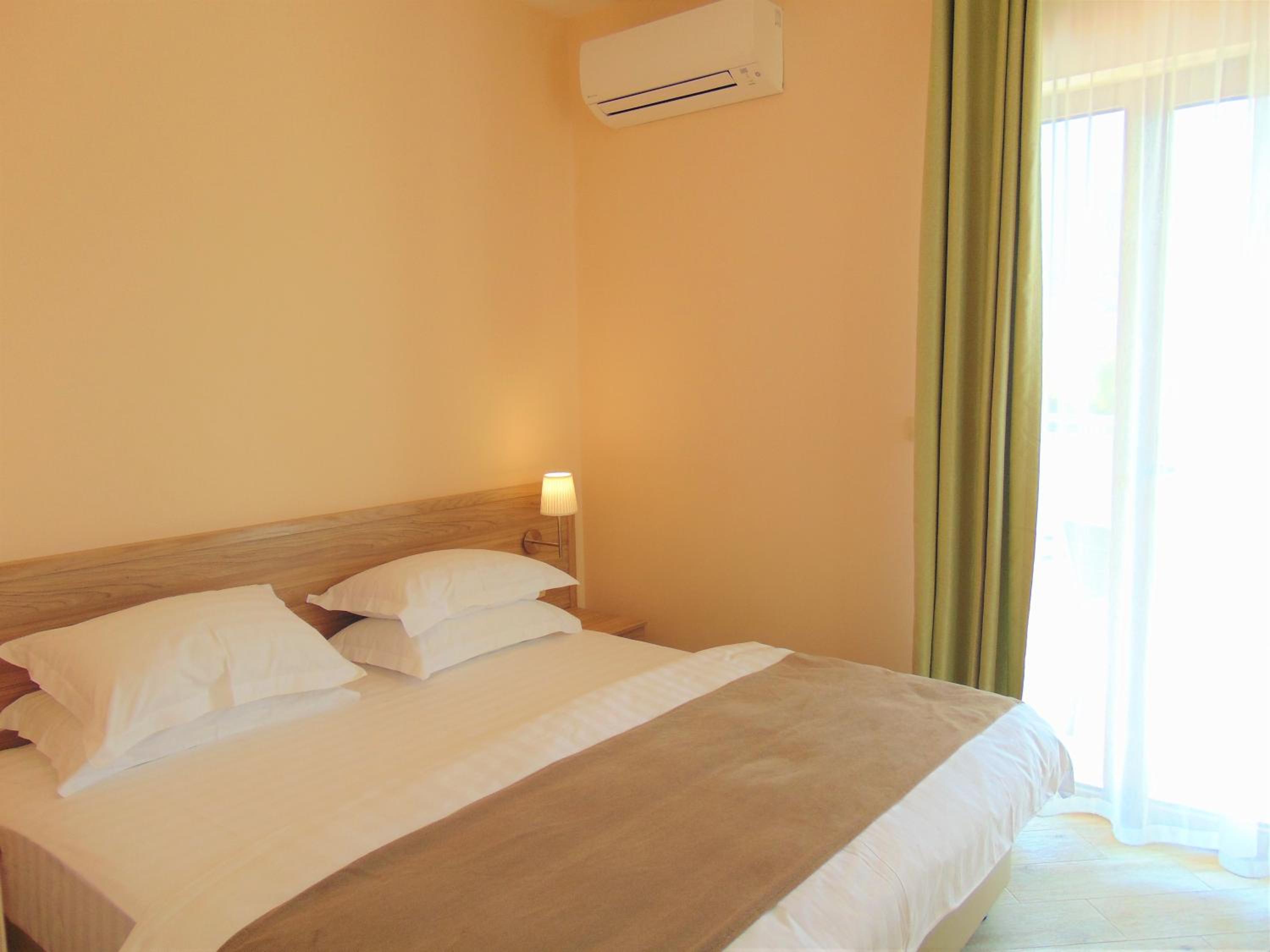 Executive Apartment with Garden and Sea view