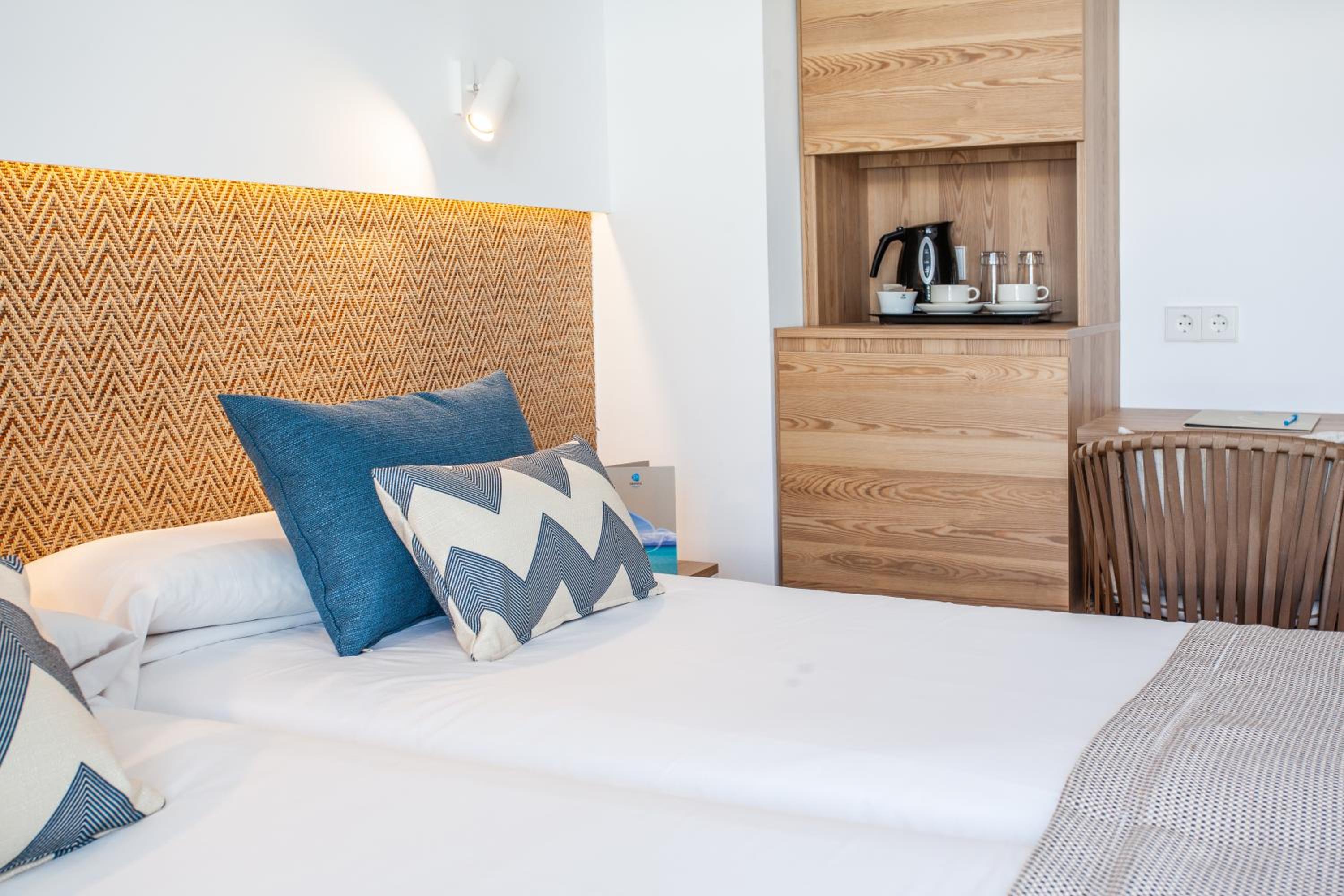 Double Room with Sea Side View - Photo 2