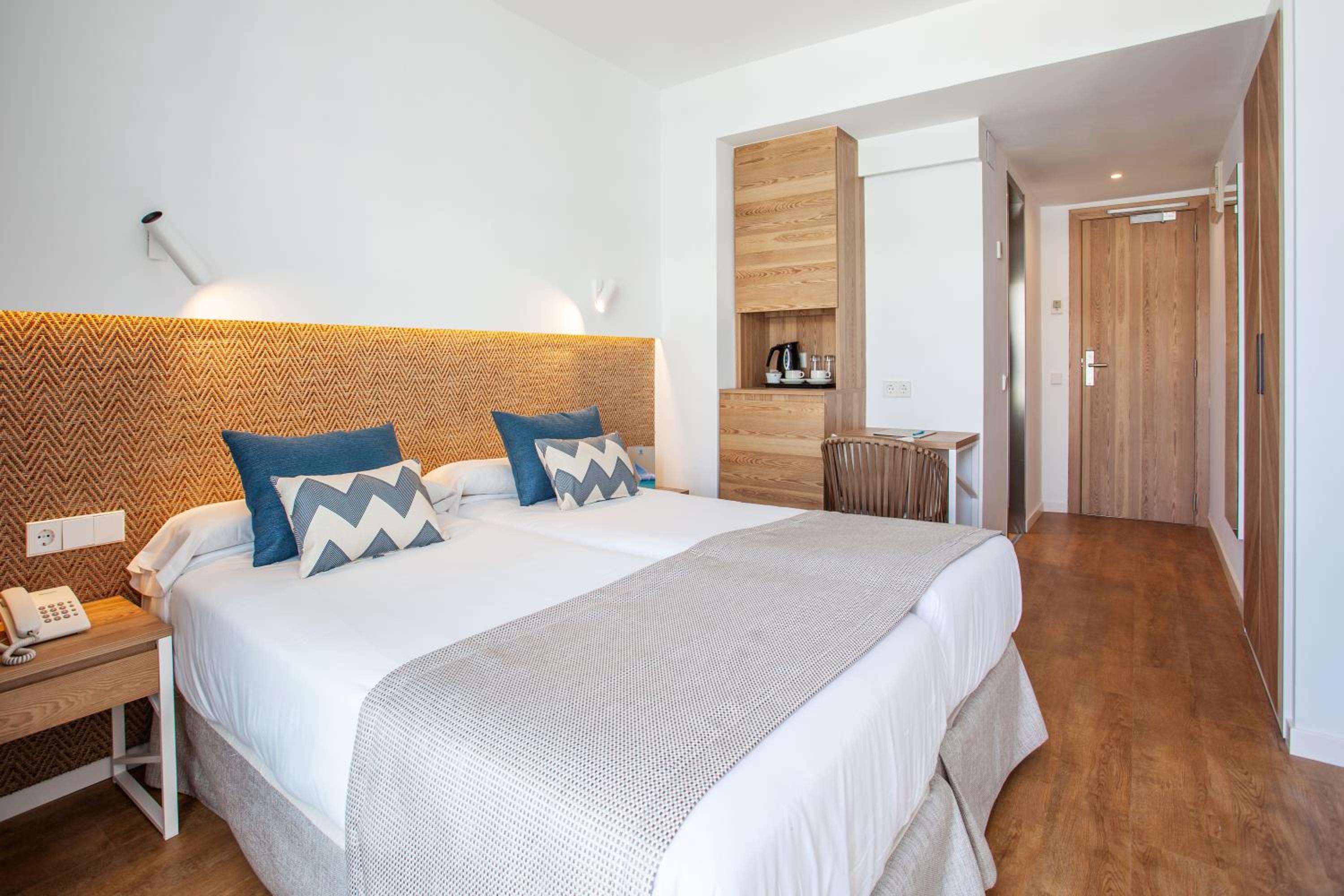 Double Room with Sea Side View - Photo 1