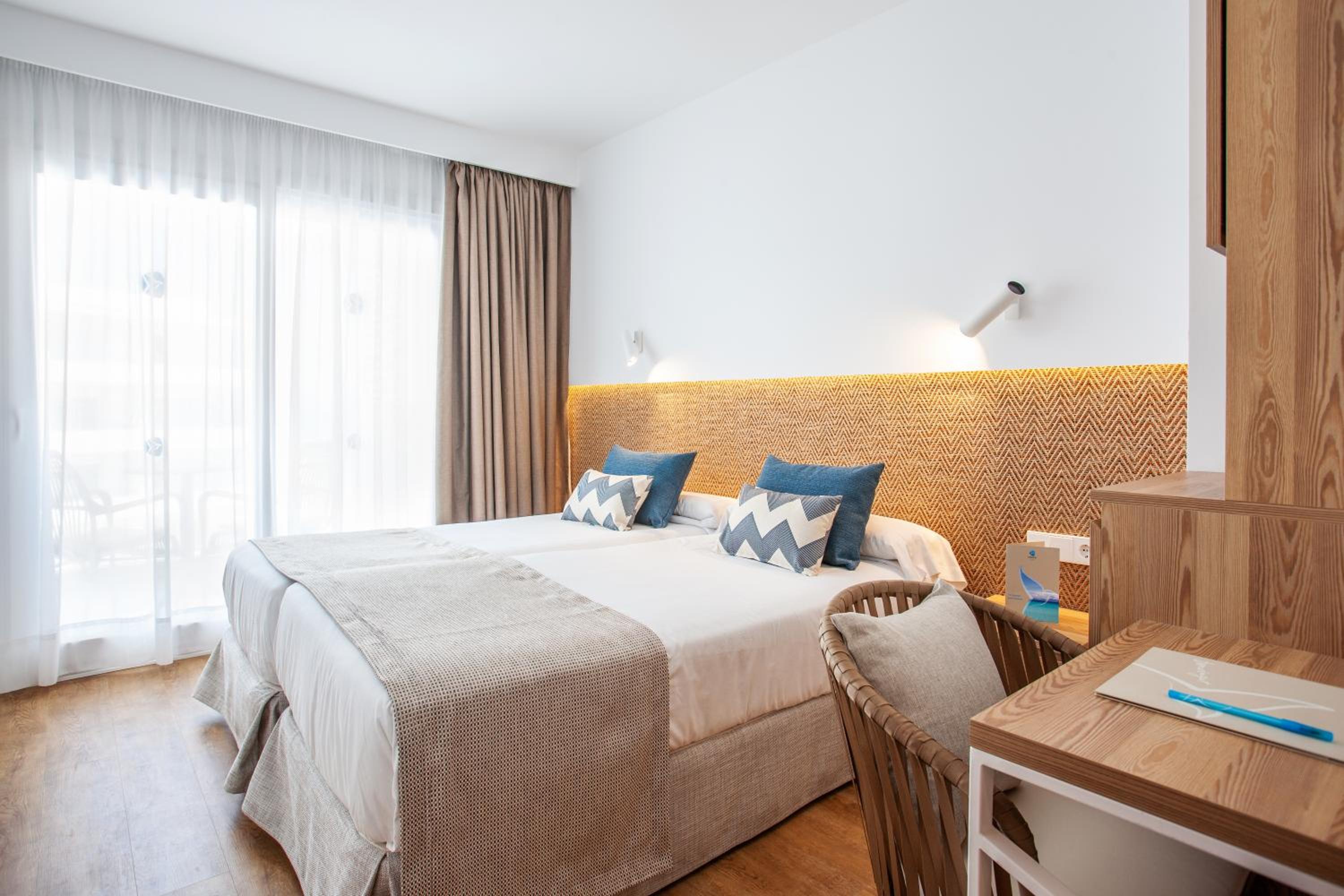Double Room with Sea Side View - Photo 4