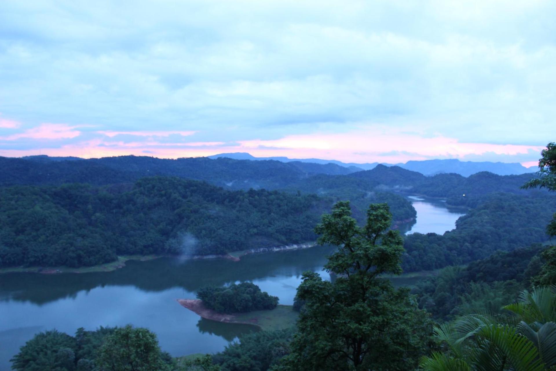 Deluxe lake view photo 3