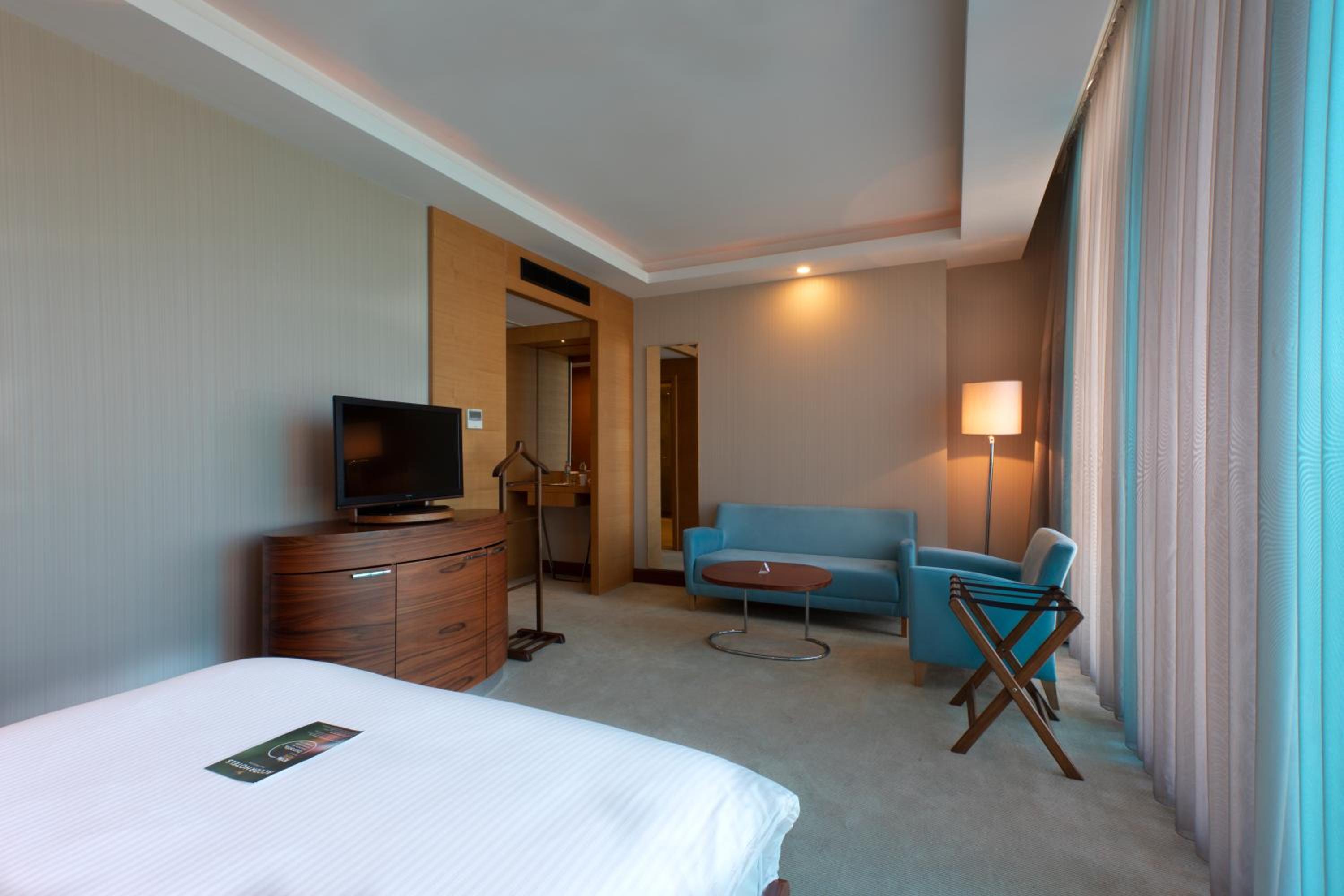 Deluxe Room with King Bed photo 2