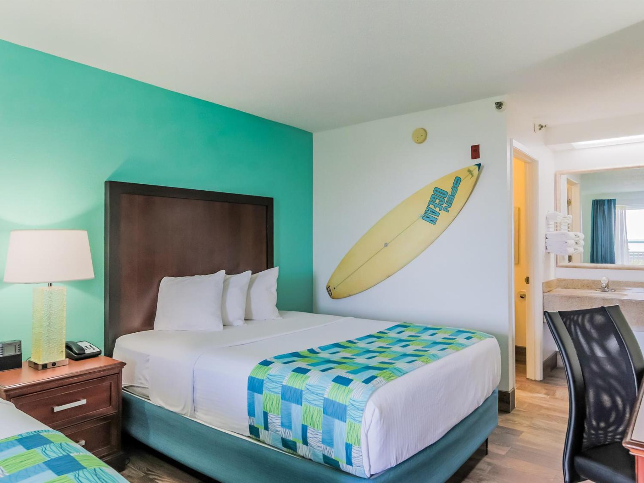 Standard Queen Room with Two Queen Beds - Photo 14