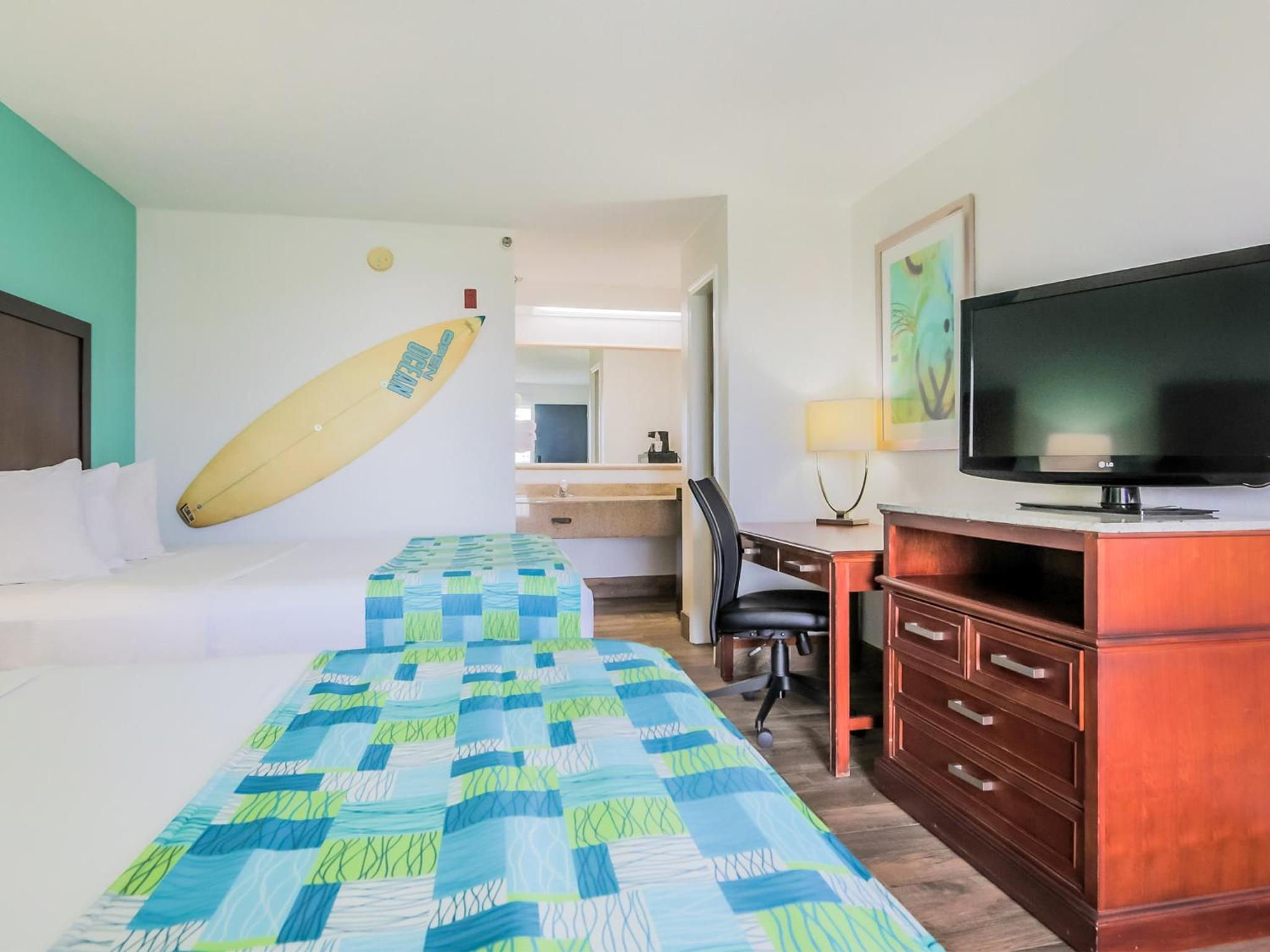 Standard Queen Room with Two Queen Beds - Photo 13
