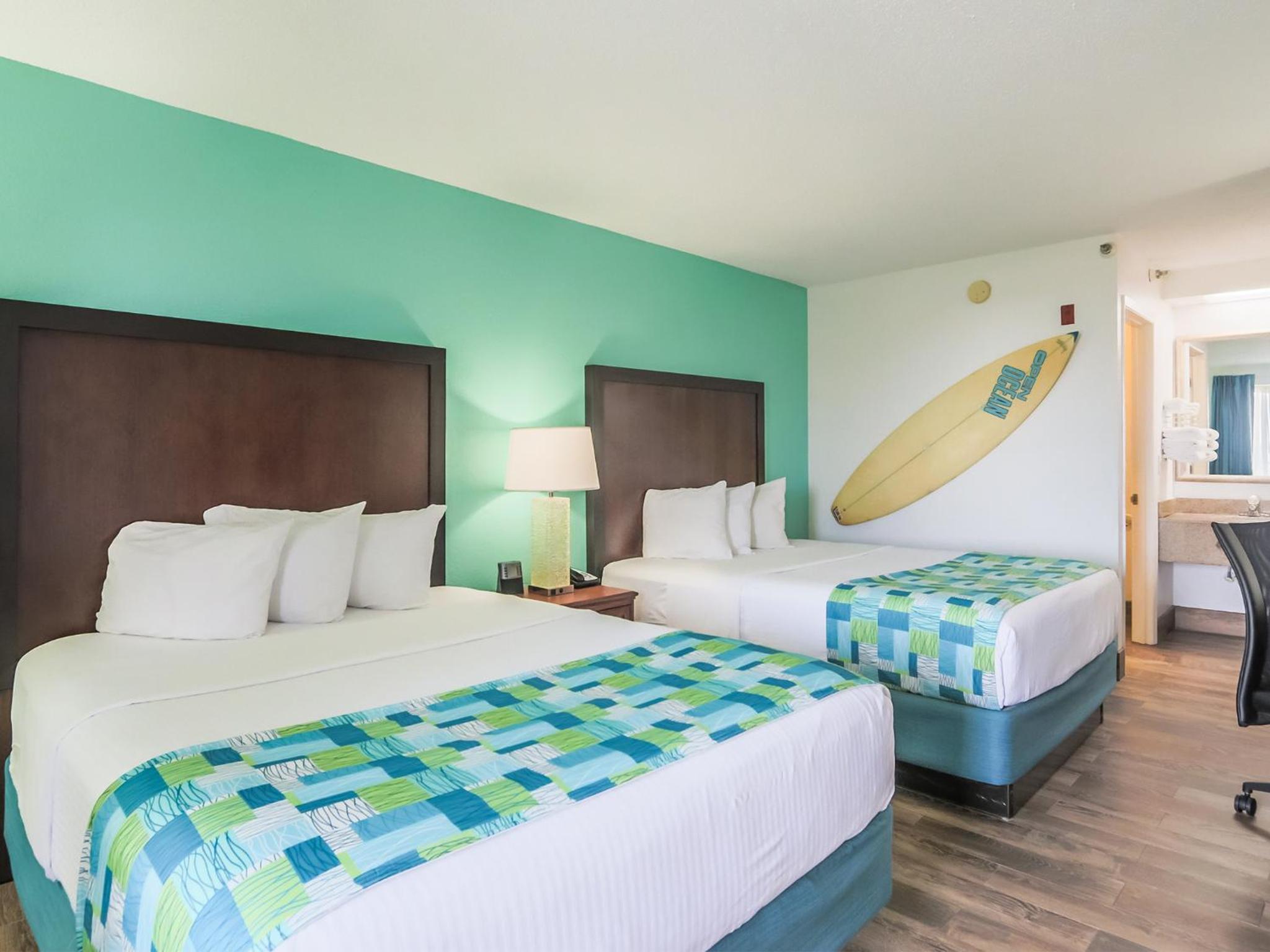 Standard Queen Room with Two Queen Beds - Photo 12