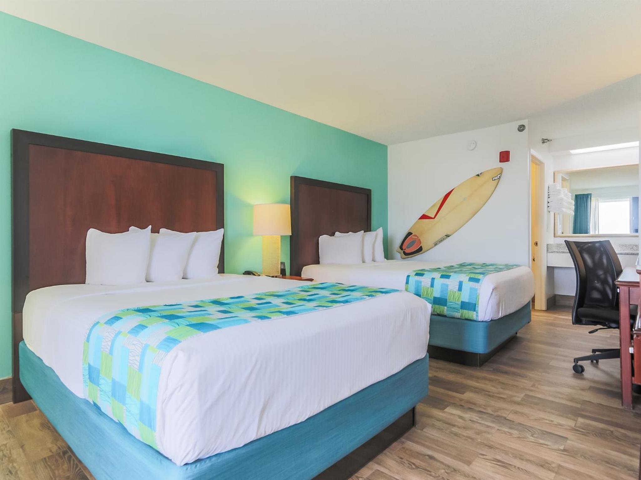 Standard Queen Room with Two Queen Beds - Photo 11