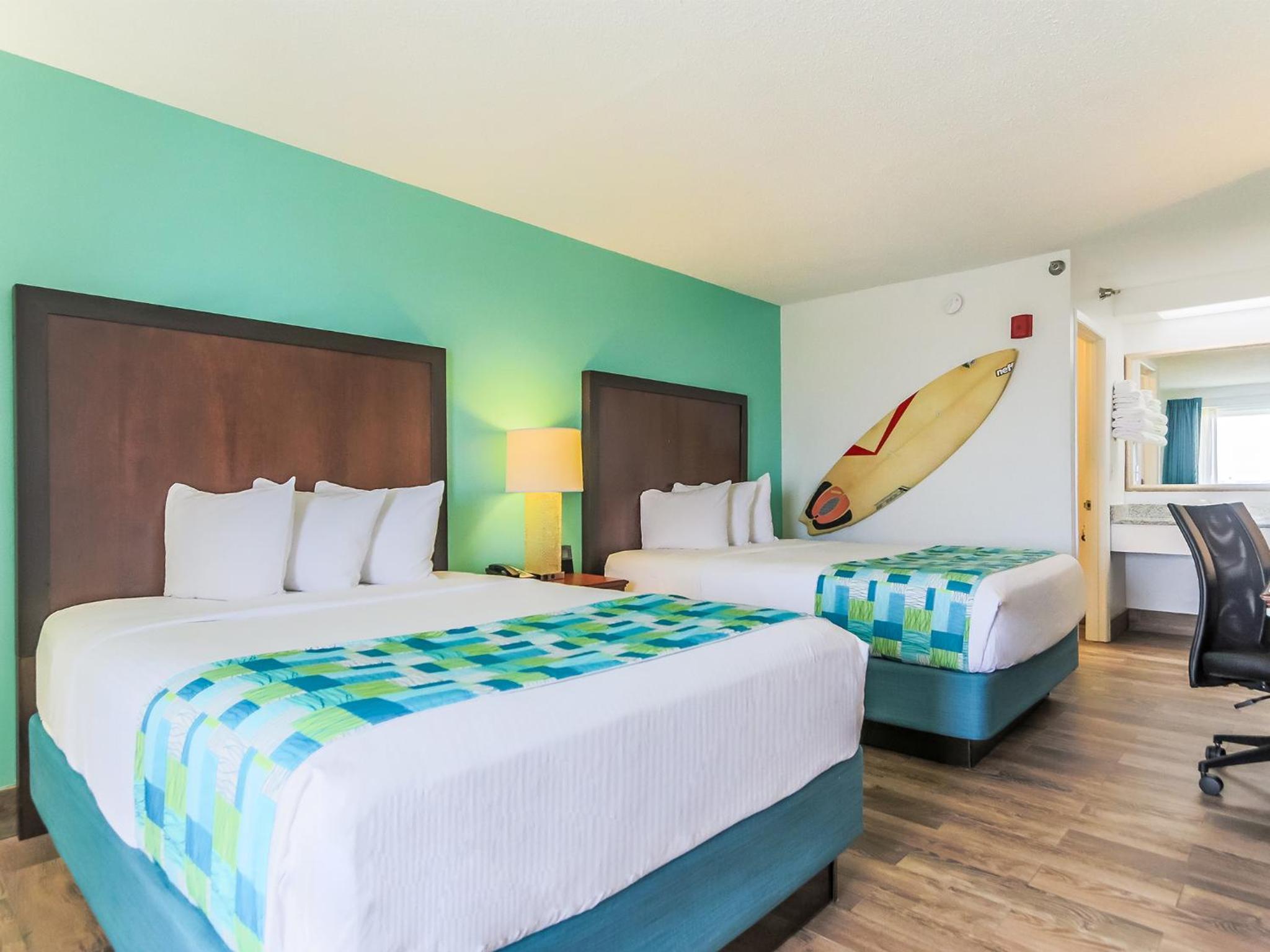 Standard Queen Room with Two Queen Beds - Photo 6
