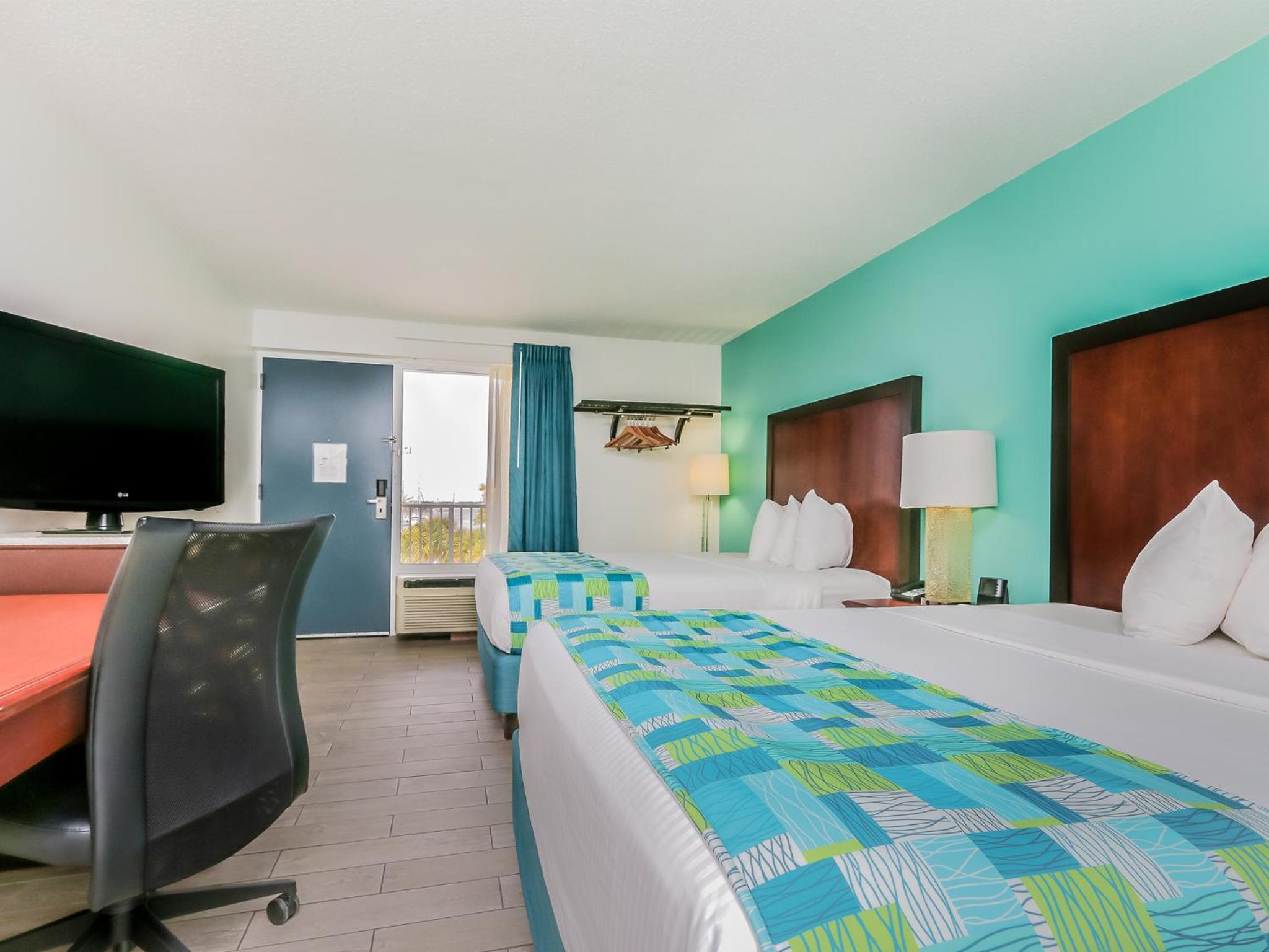 Standard Queen Room with Two Queen Beds - Photo 4