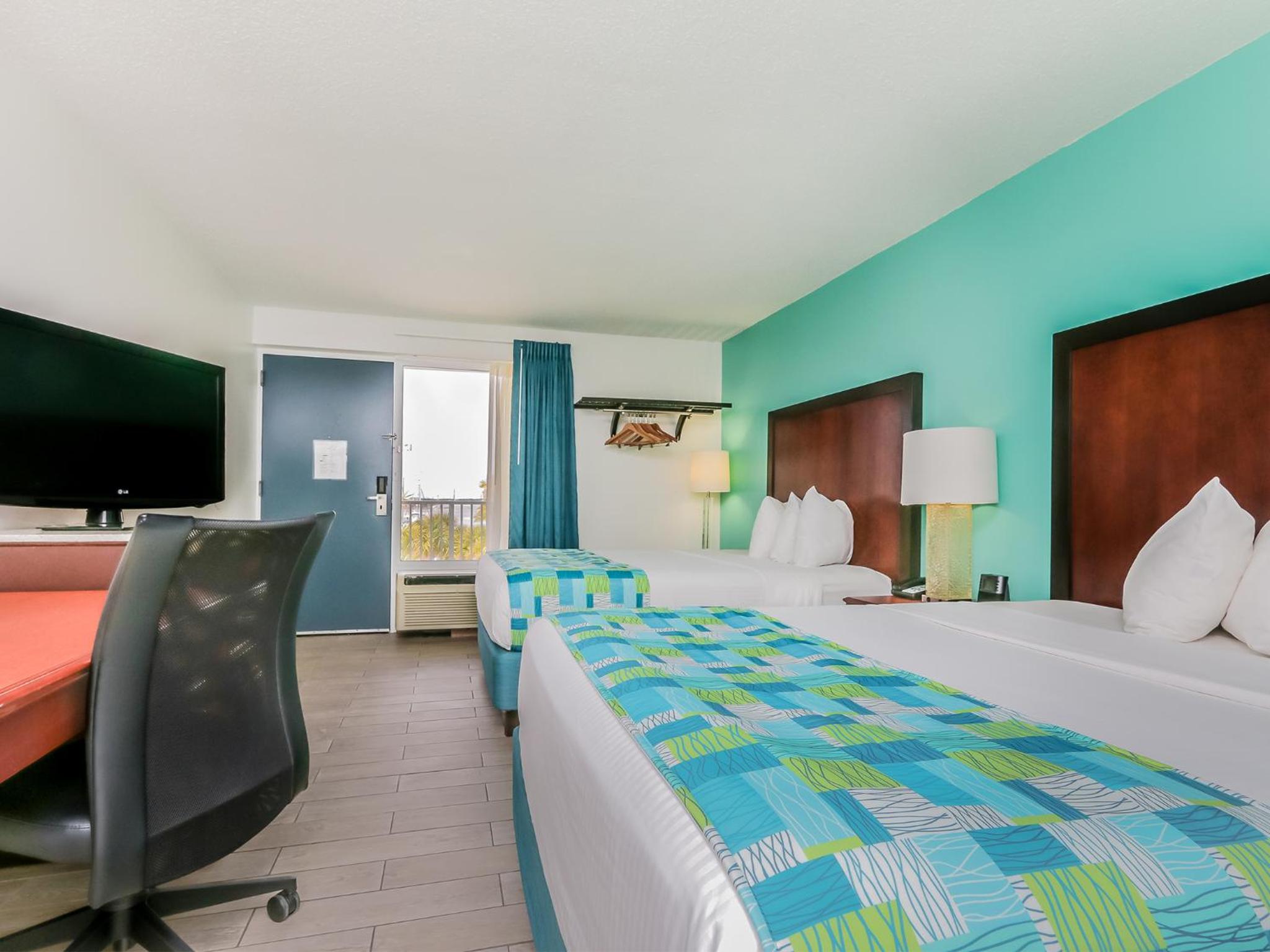 Standard Queen Room with Two Queen Beds - Photo 3