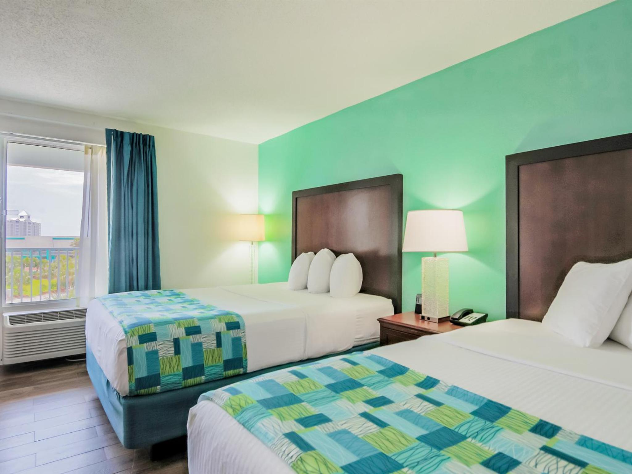 Standard Queen Room with Two Queen Beds - Photo 2